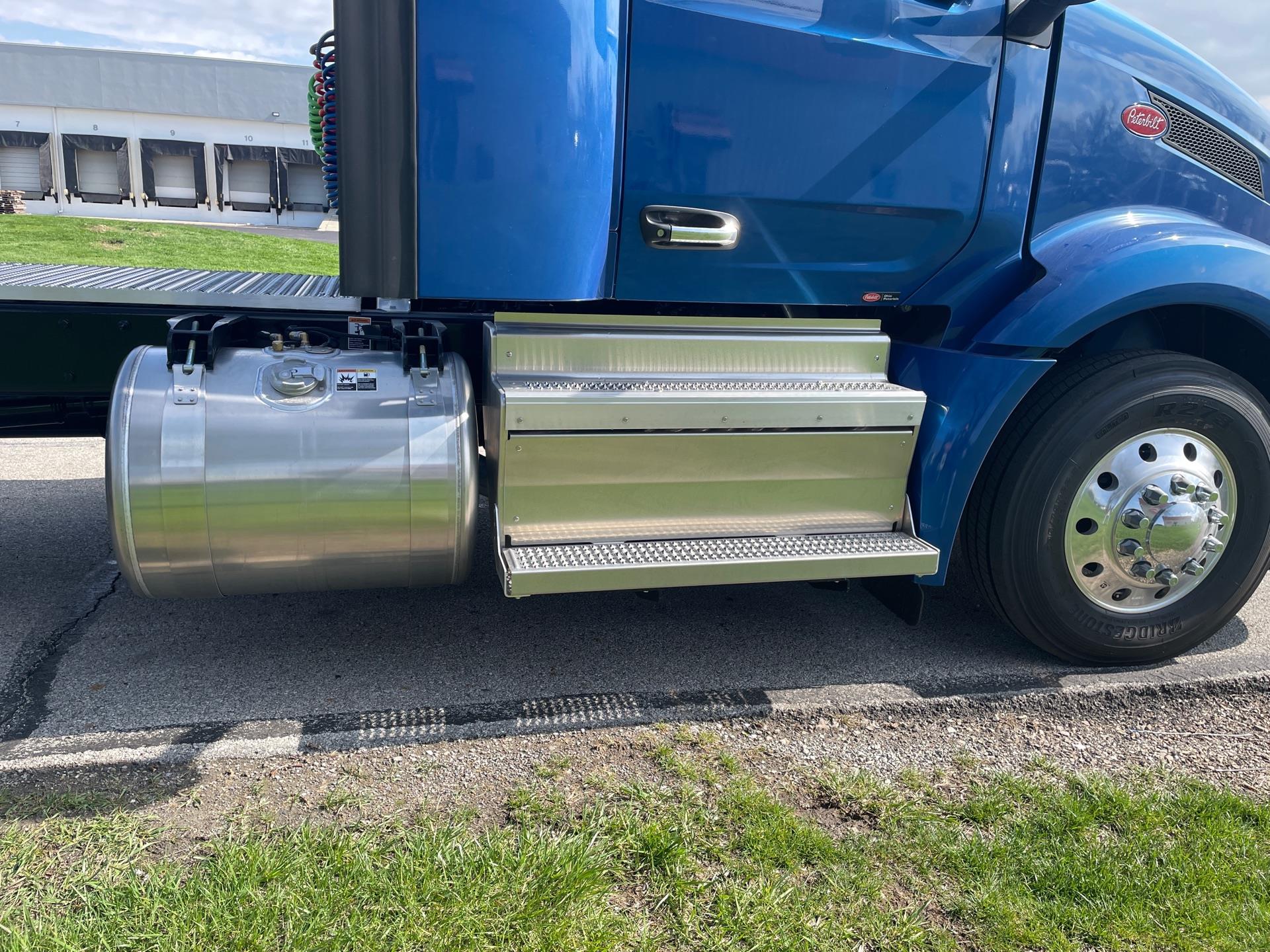 2027 Peterbilt 579 - image 4