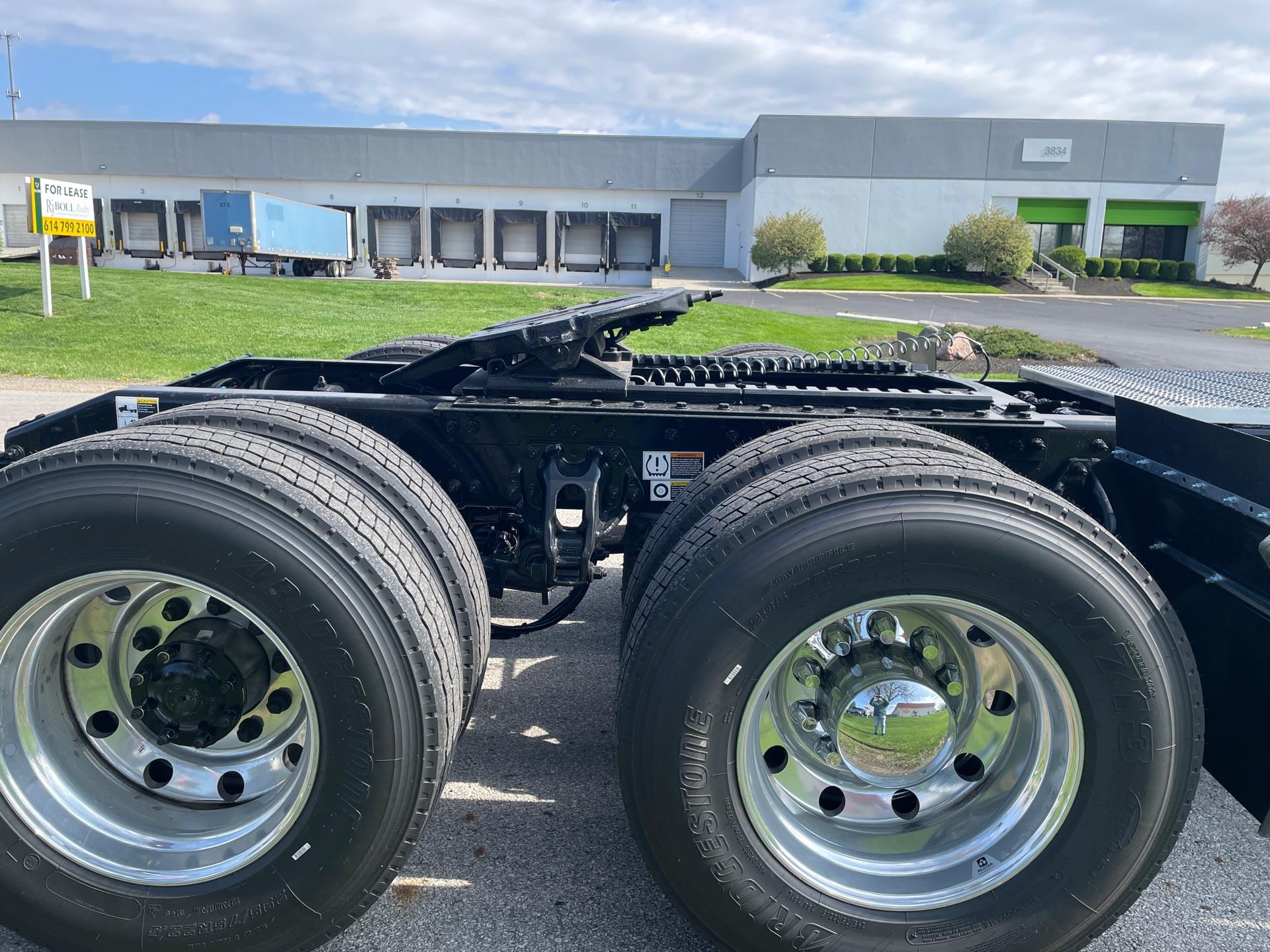 2027 Peterbilt 579 - image 6