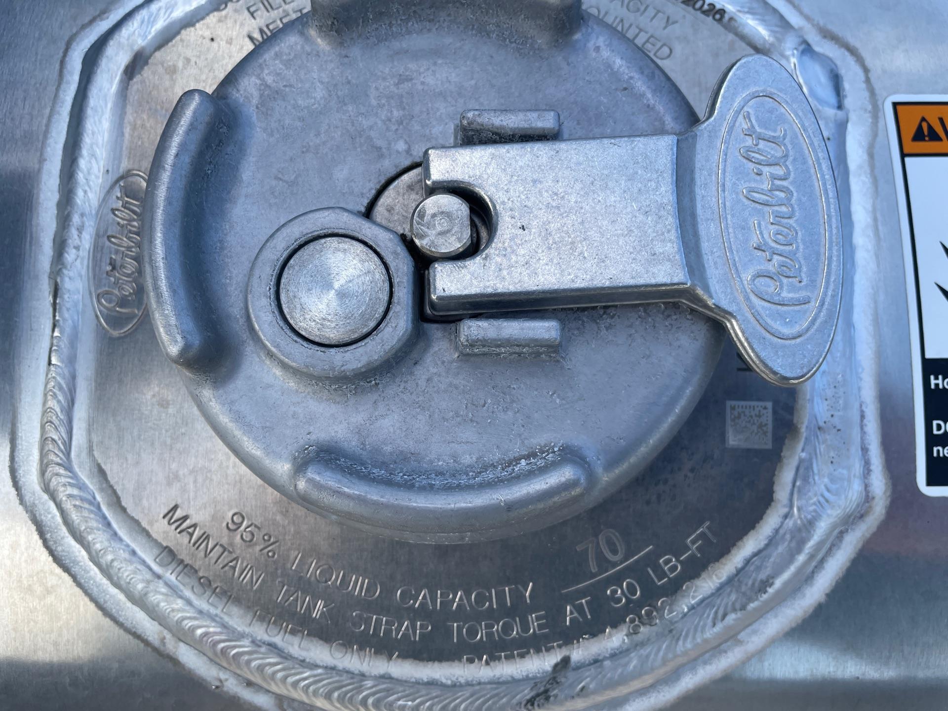 2027 Peterbilt 579 - image 9