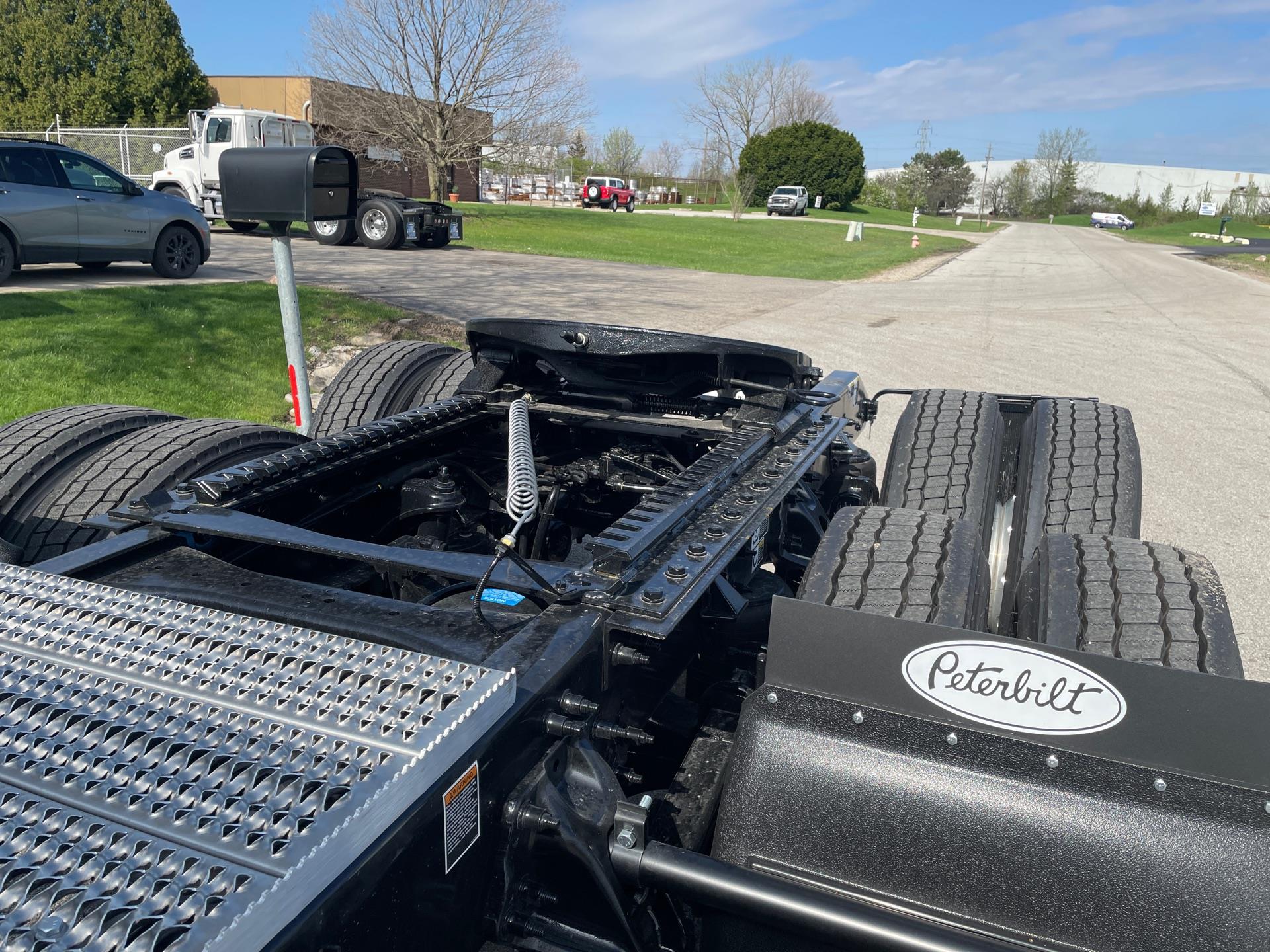 2027 Peterbilt 579 - image 12