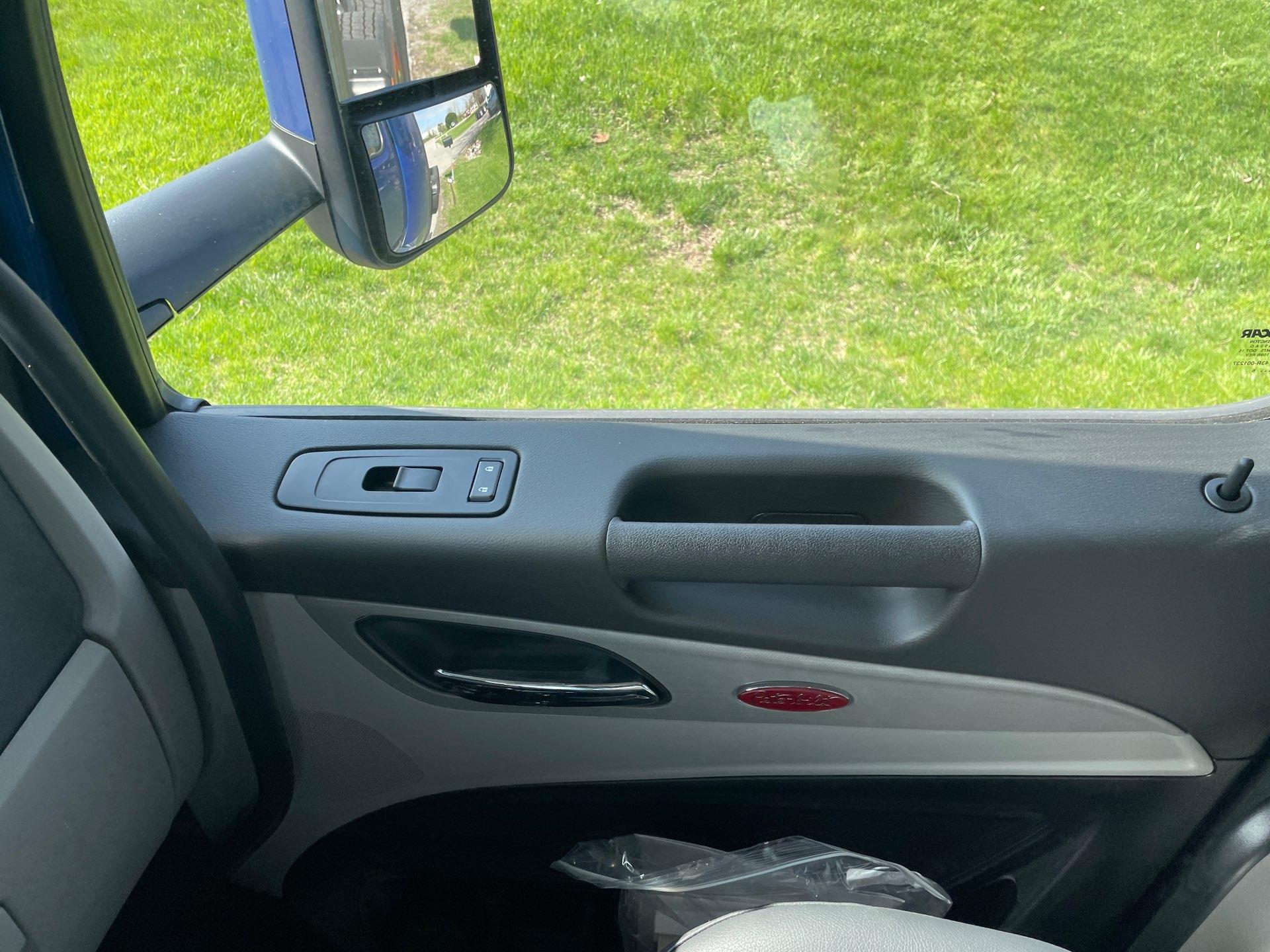 2027 Peterbilt 579 - image 29