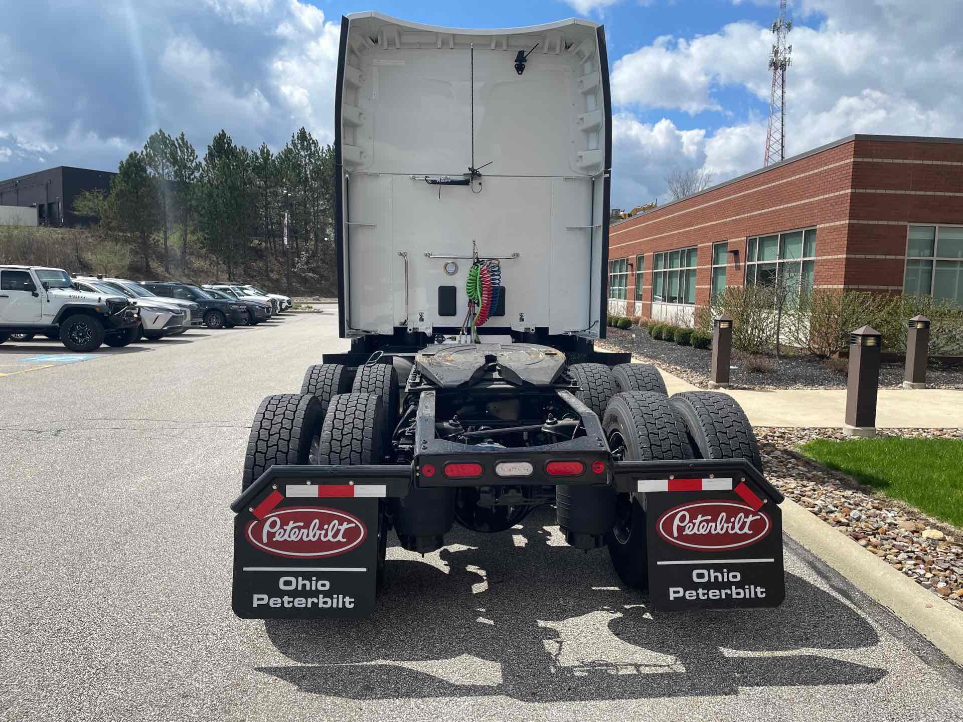 2027 Peterbilt 579 - image 3