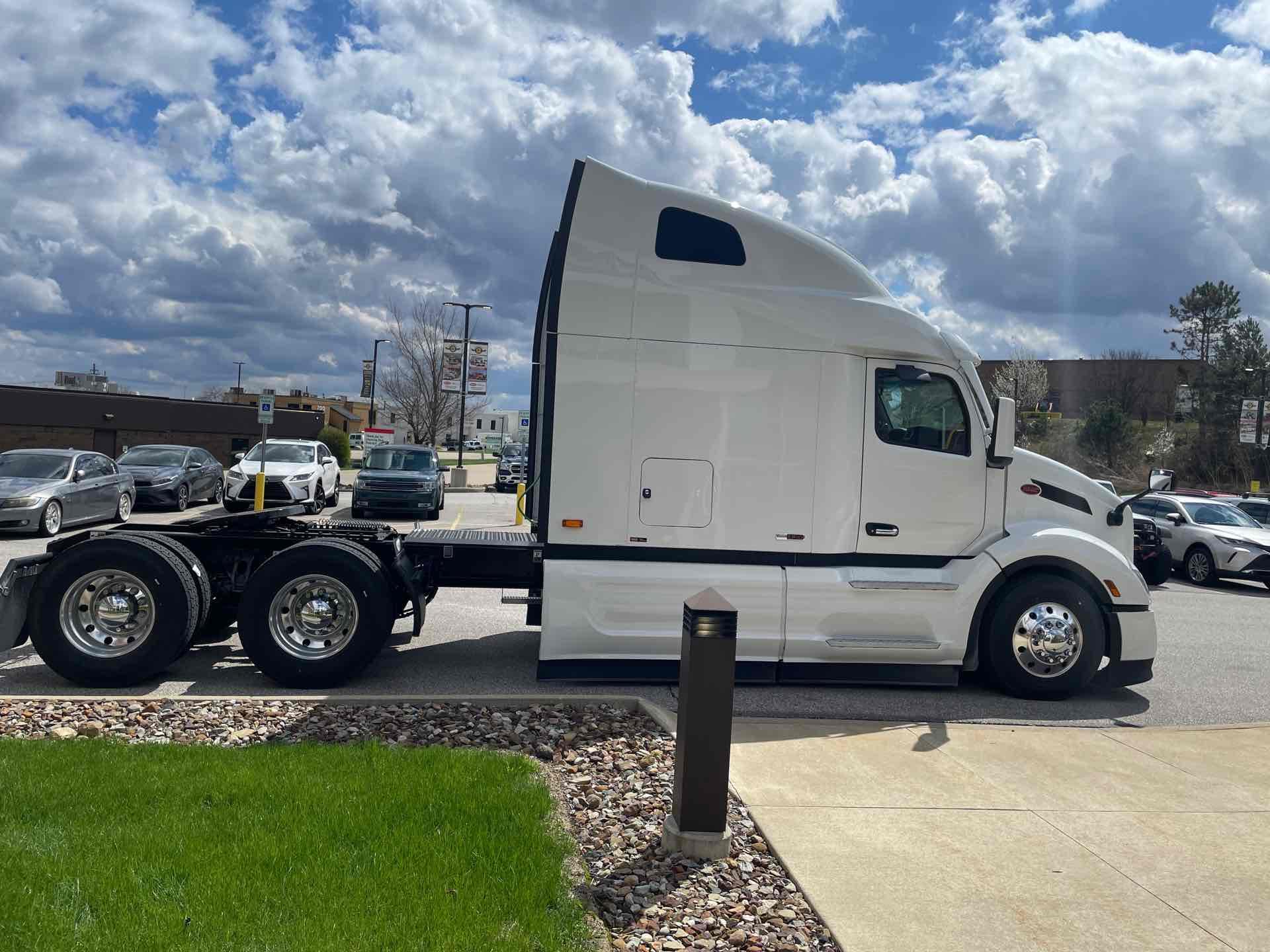 2027 Peterbilt 579 - image 4