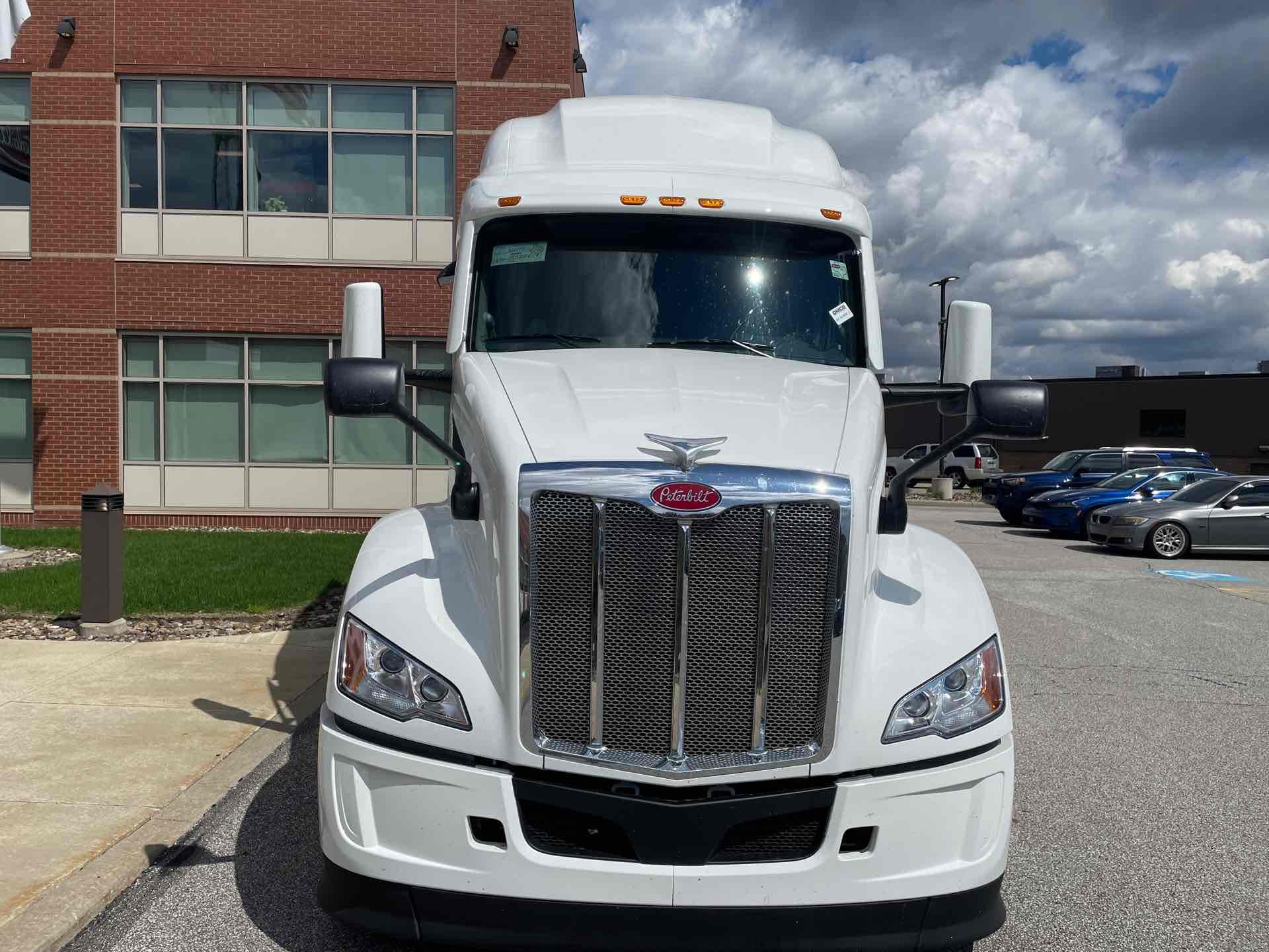 2027 Peterbilt 579 - image 6