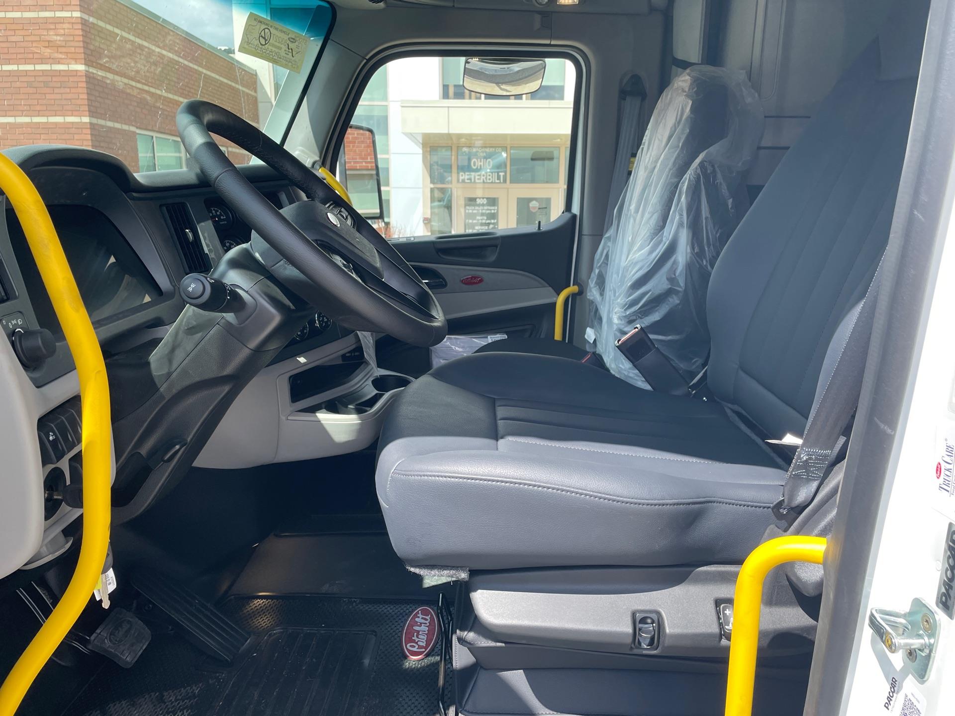 2027 Peterbilt 579 - image 7