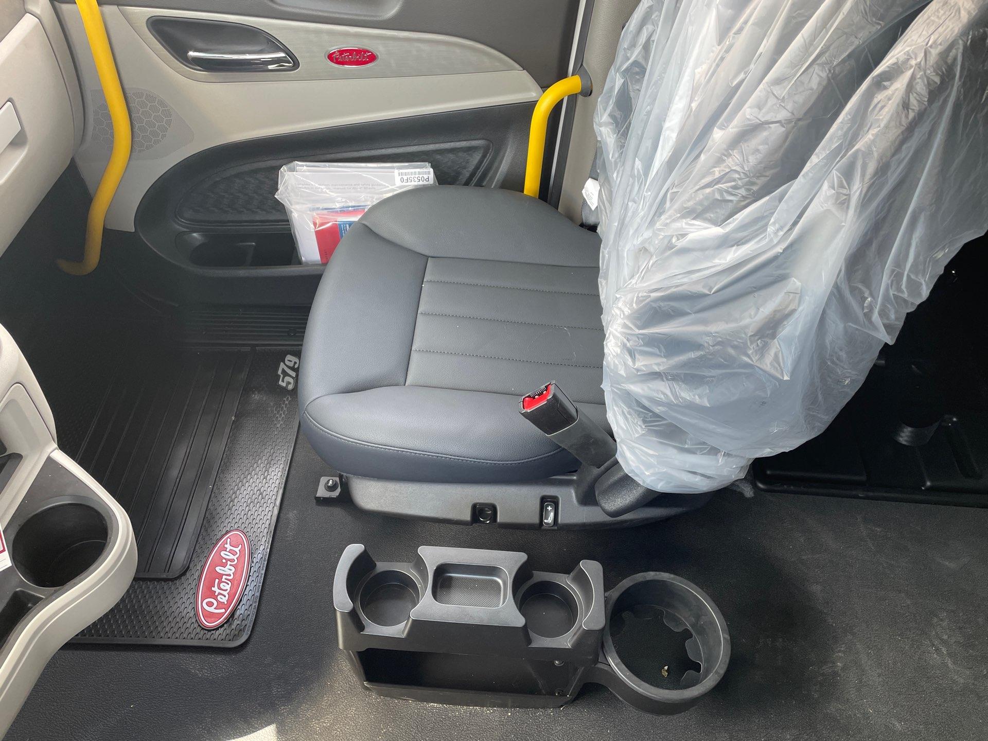 2027 Peterbilt 579 - image 10