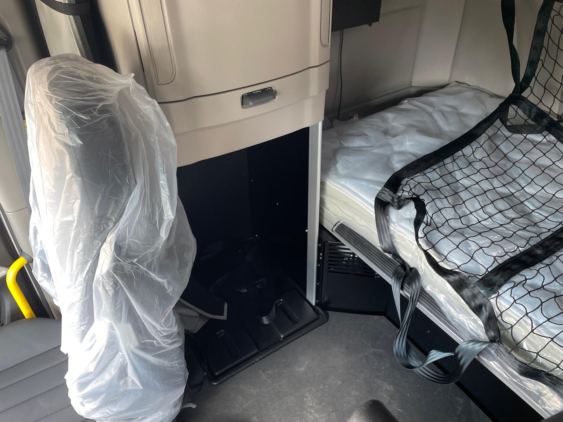 2027 Peterbilt 579 - image 14