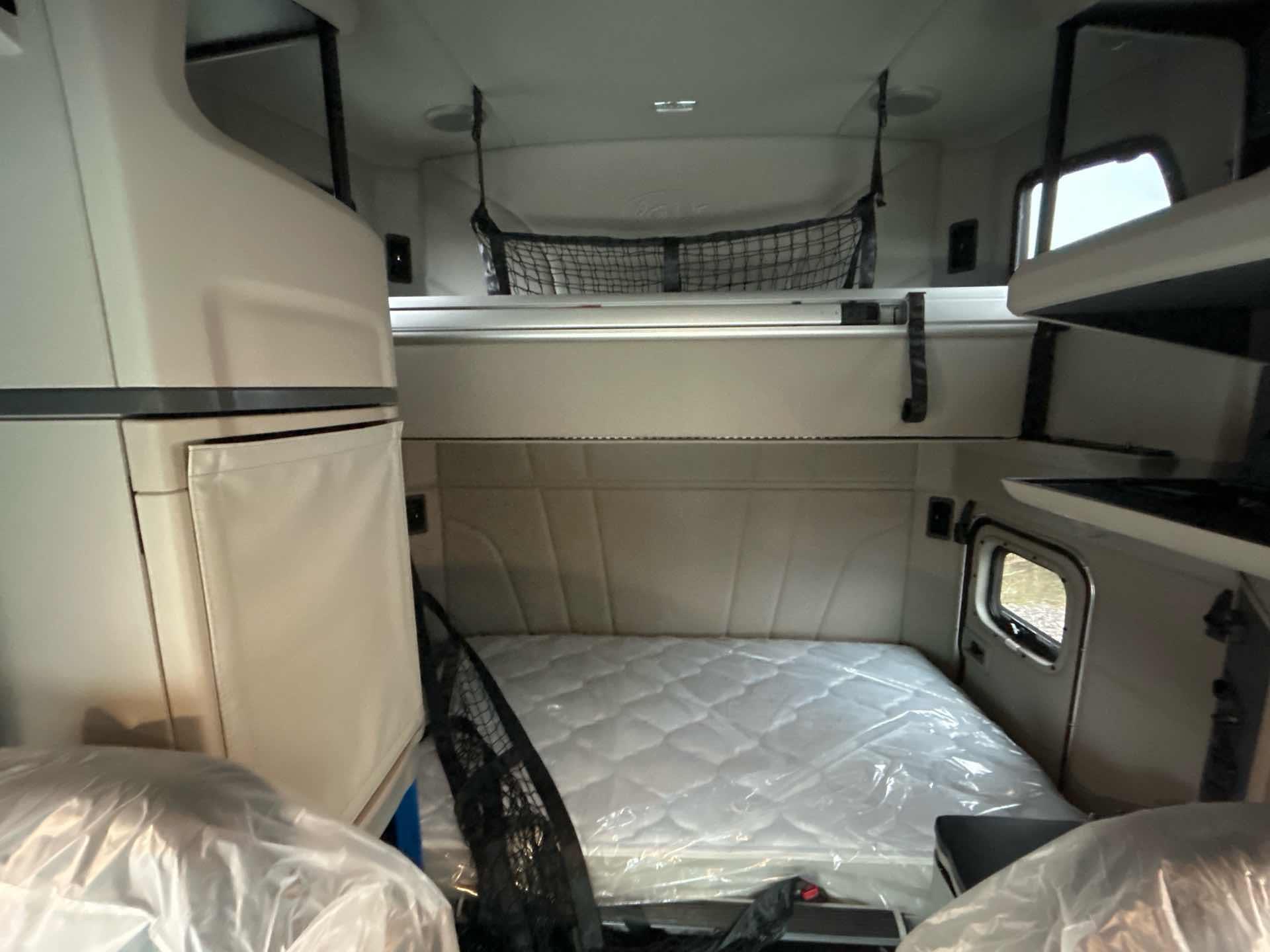 2027 Peterbilt 579 - image 5