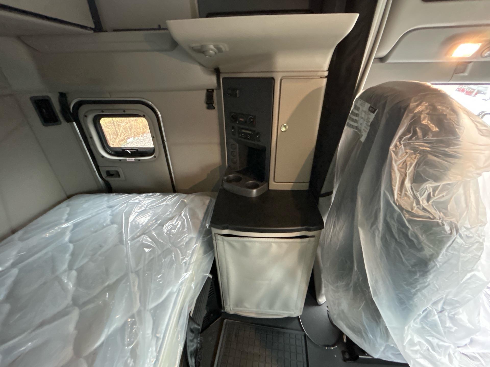 2027 Peterbilt 579 - image 6