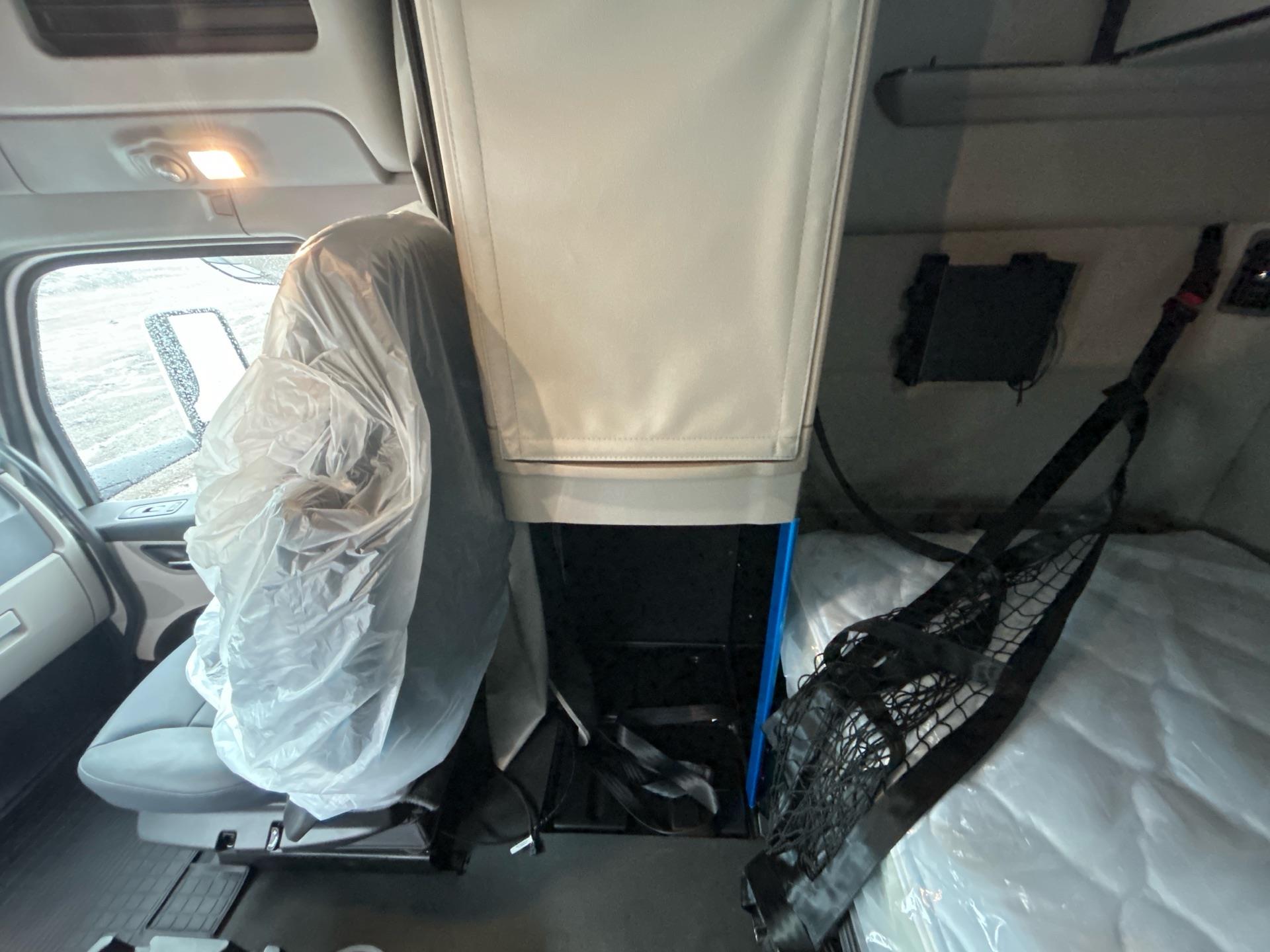 2027 Peterbilt 579 - image 7