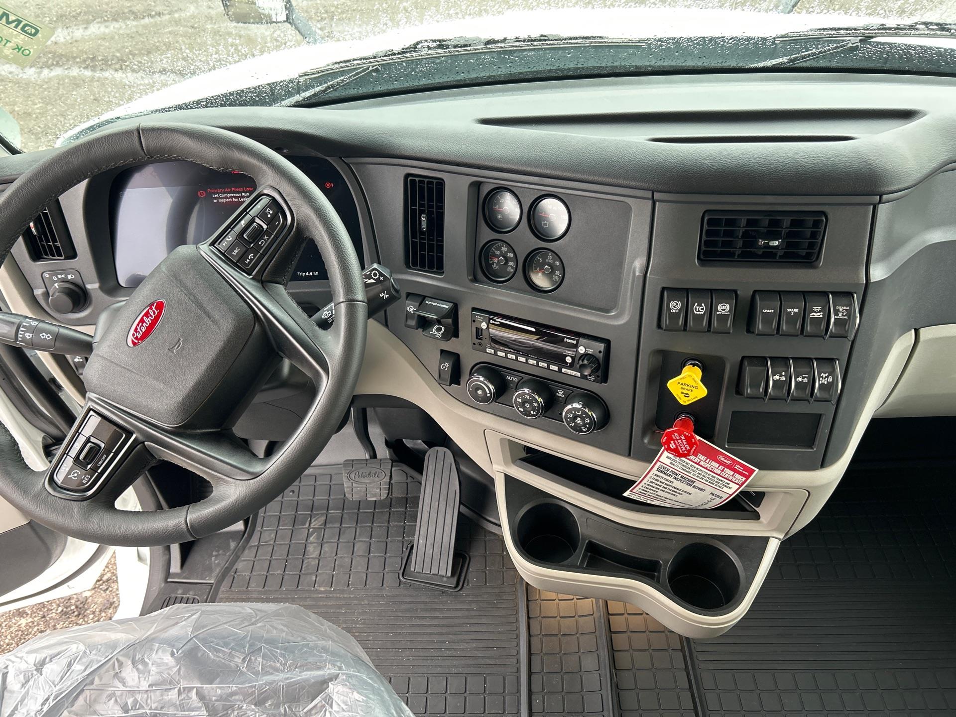 2027 Peterbilt 579 - image 9