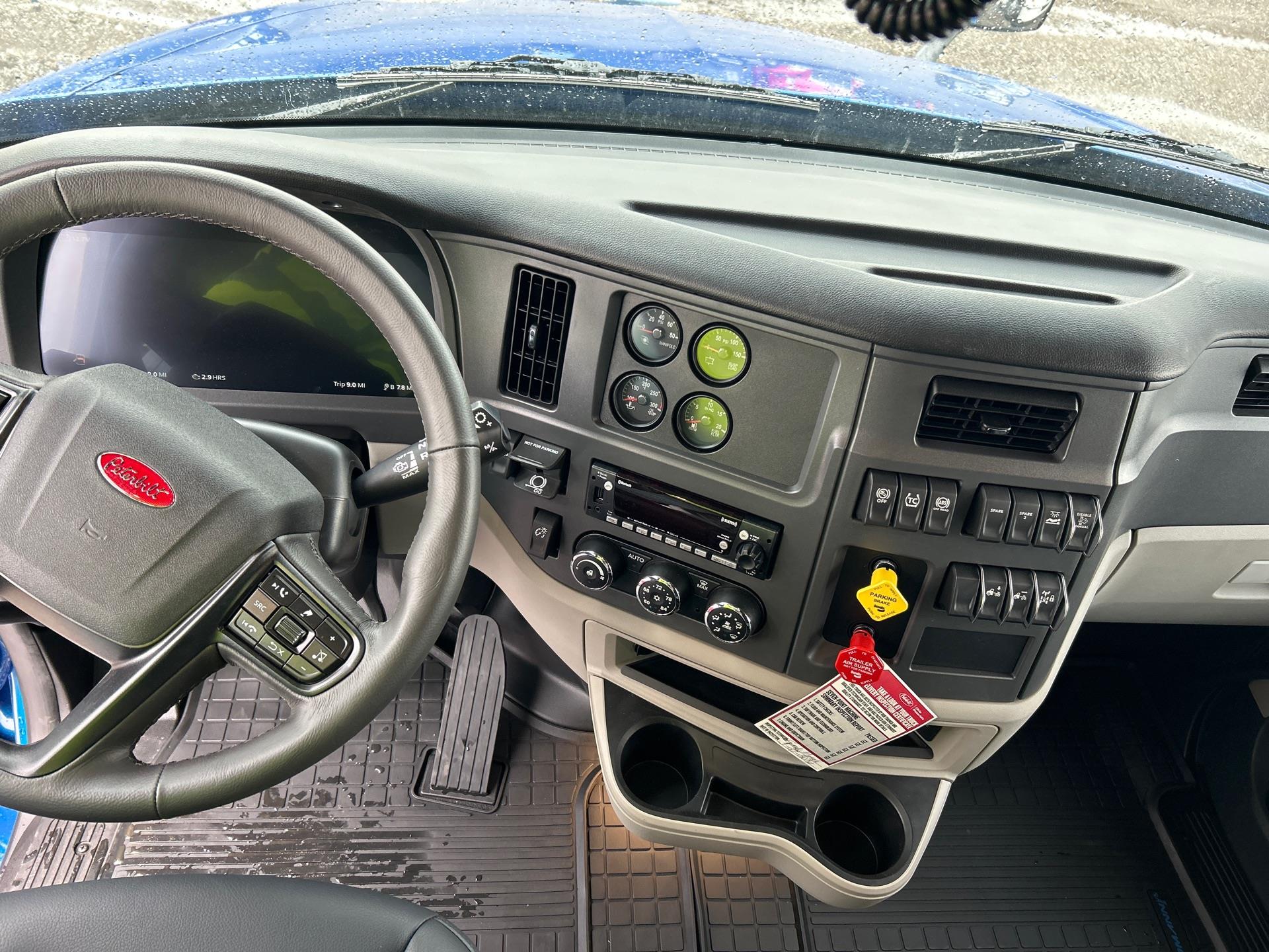 2027 Peterbilt 579 - image 5