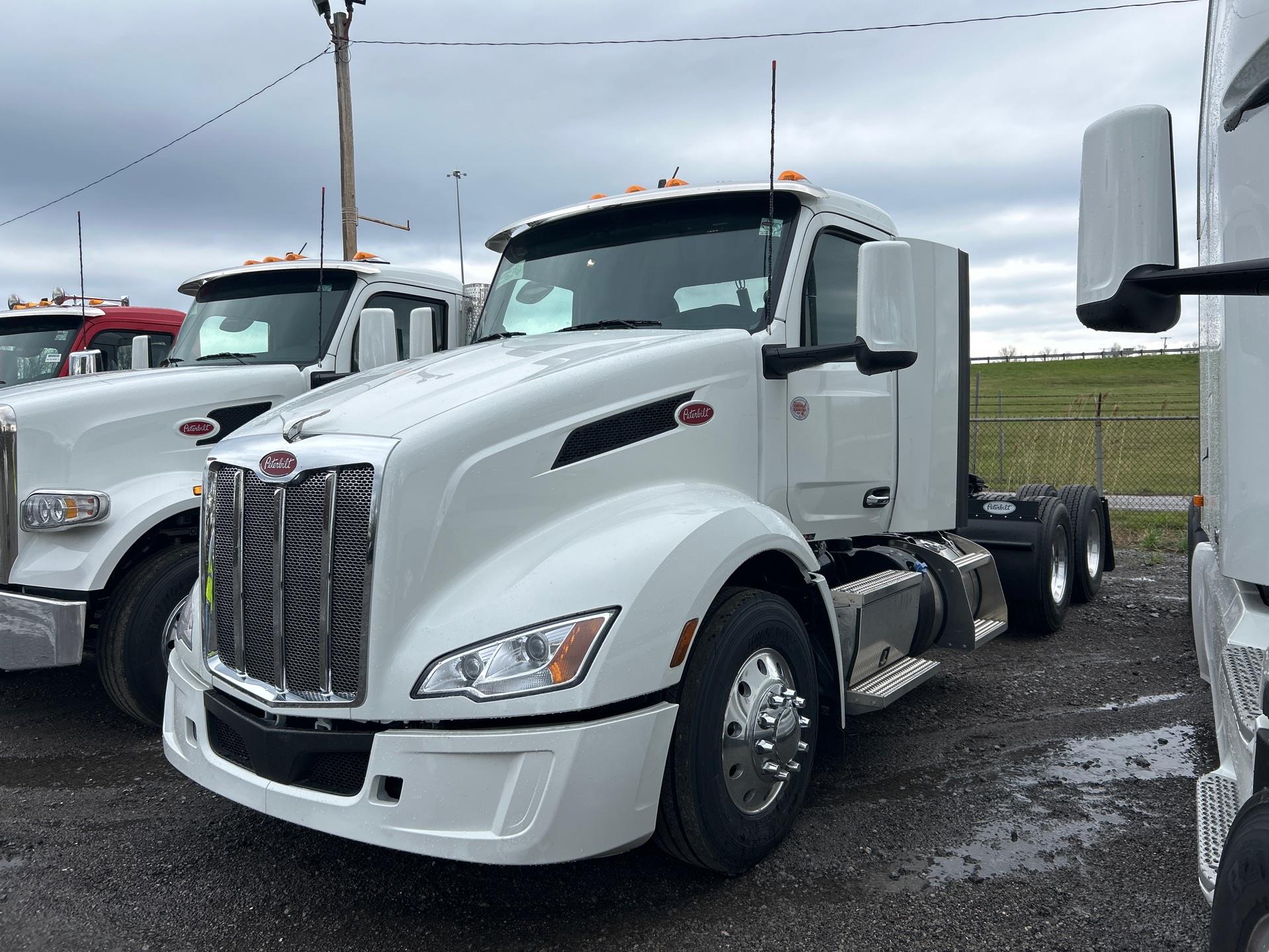 2027 Peterbilt 579 - image 2