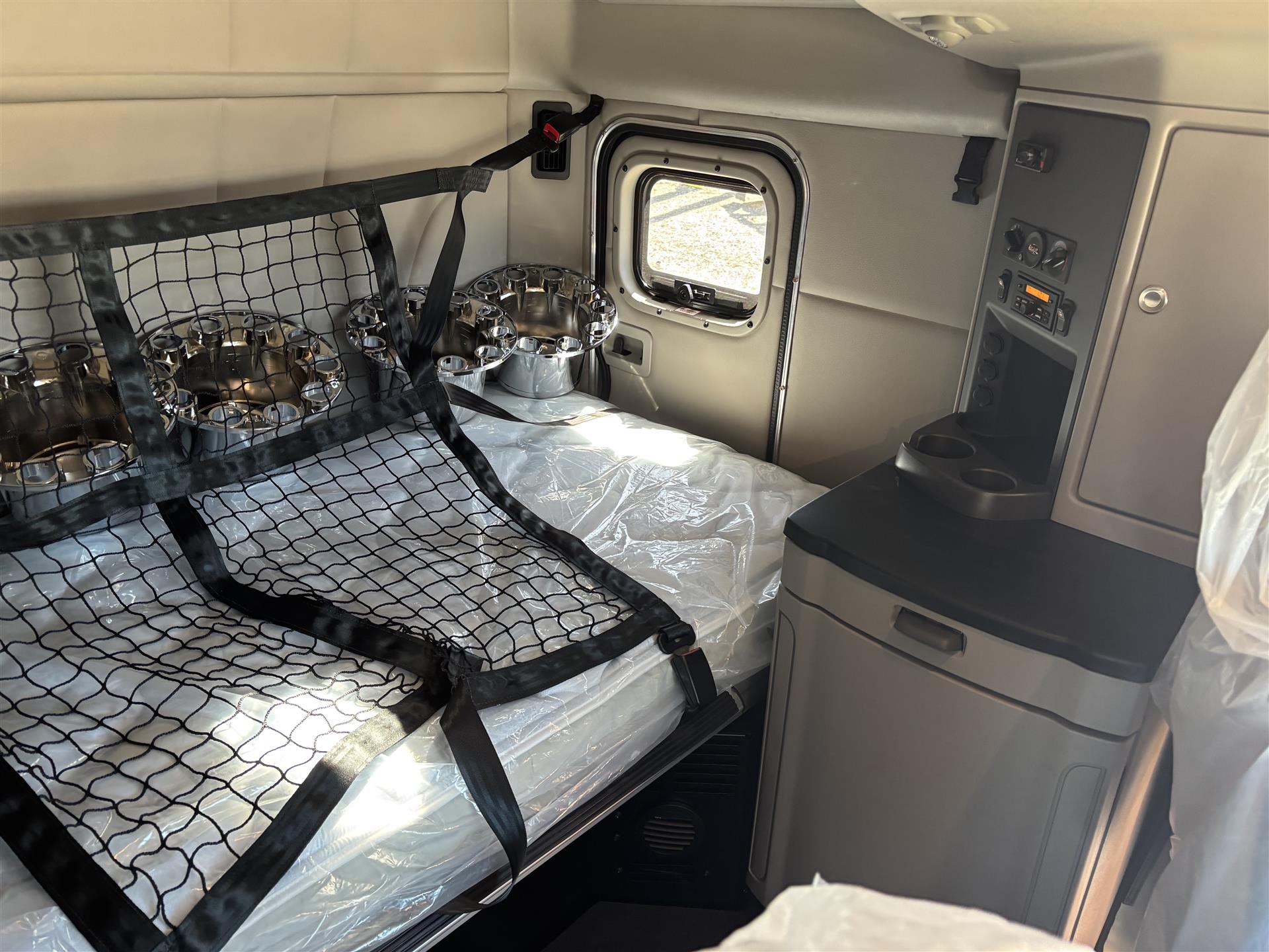 2027 Peterbilt 579 - image 7