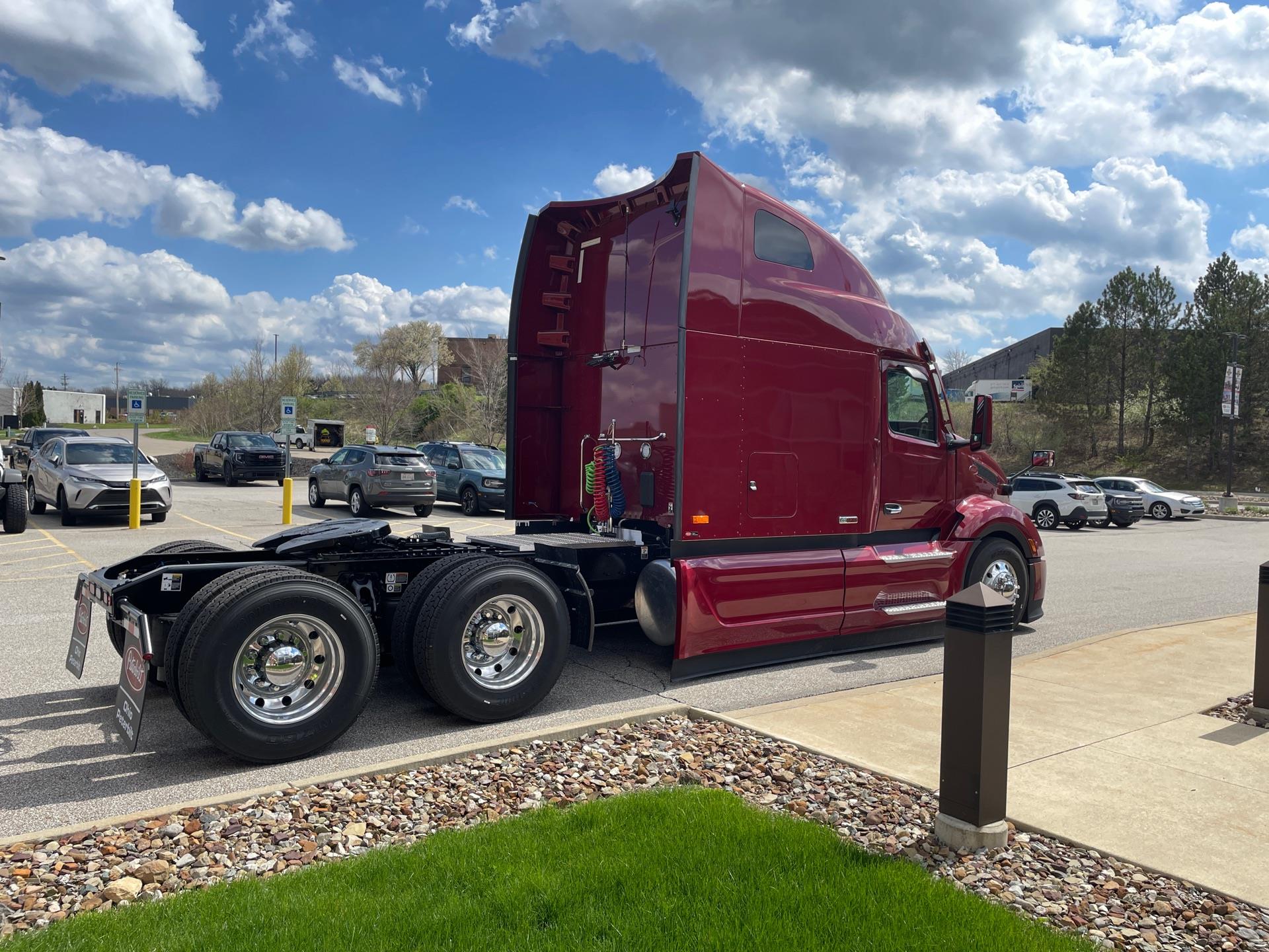 2027 Peterbilt 579 - image 4