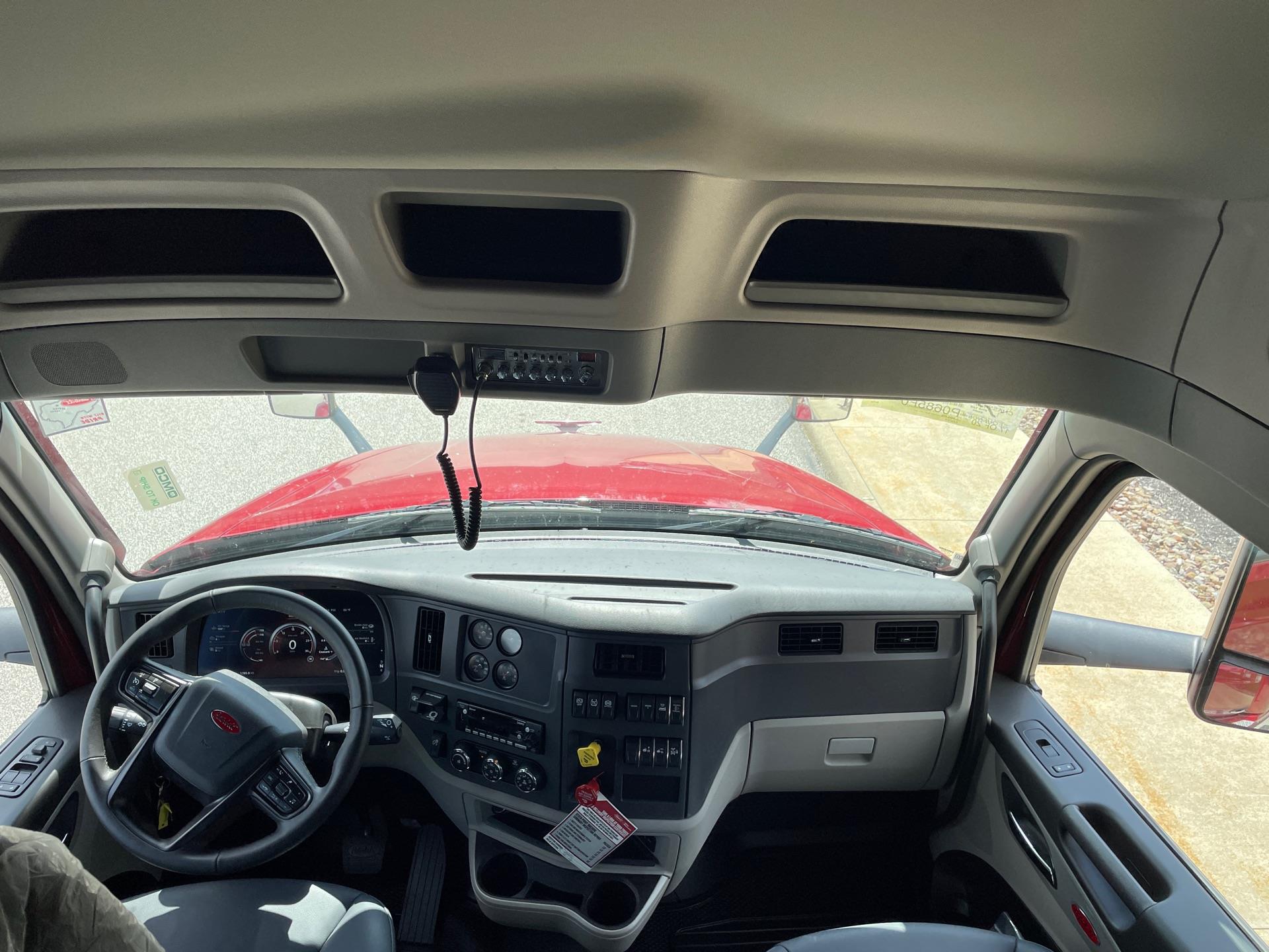 2027 Peterbilt 579 - image 9