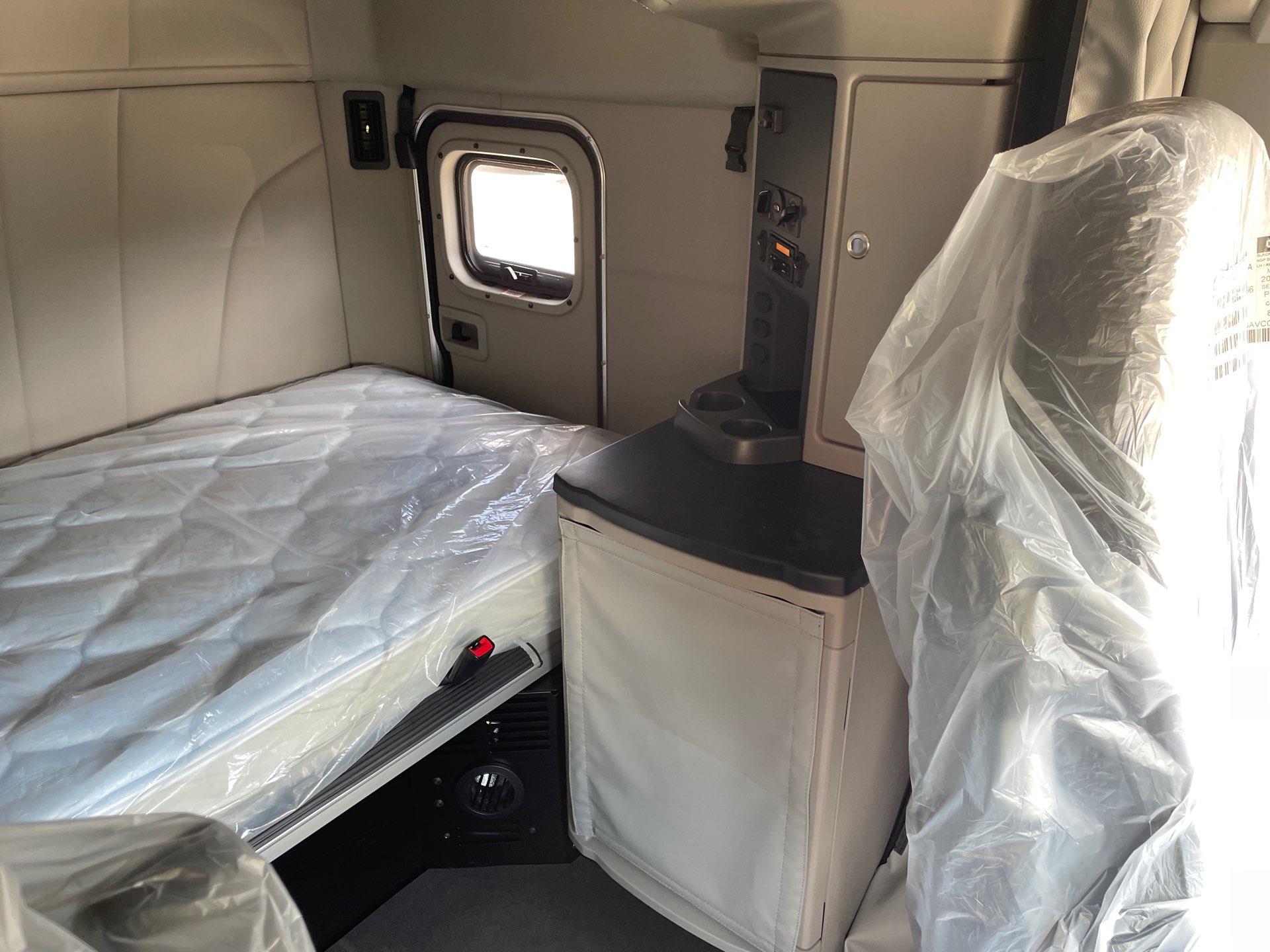 2027 Peterbilt 579 - image 12