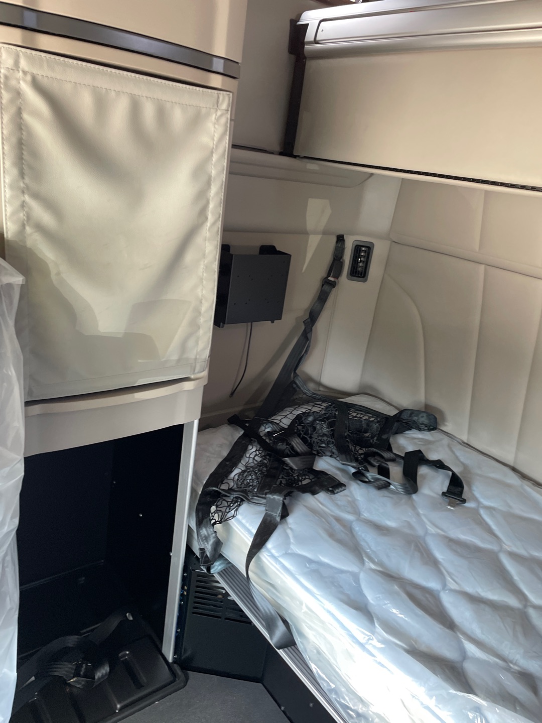 2027 Peterbilt 579 - image 13