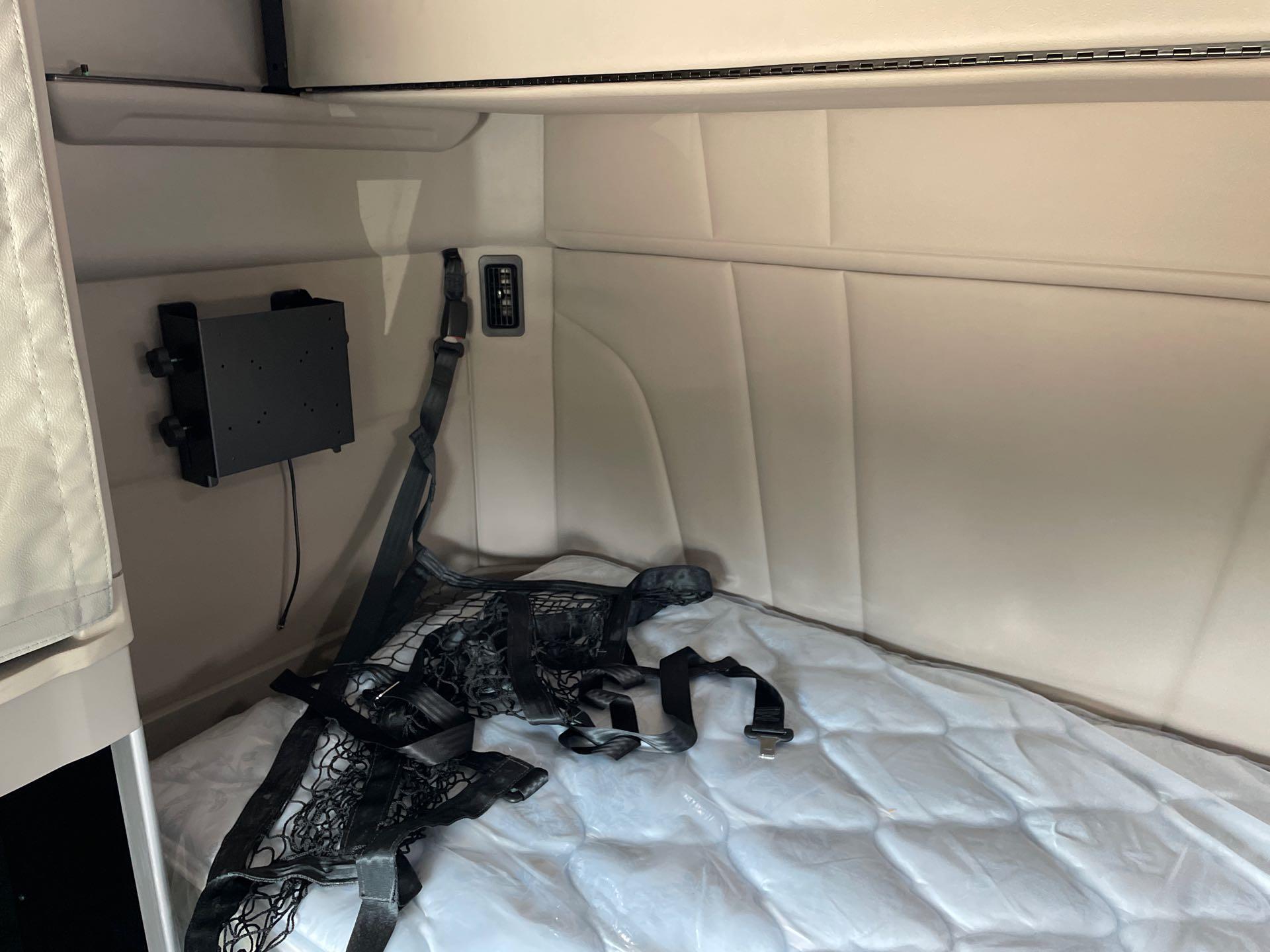 2027 Peterbilt 579 - image 14