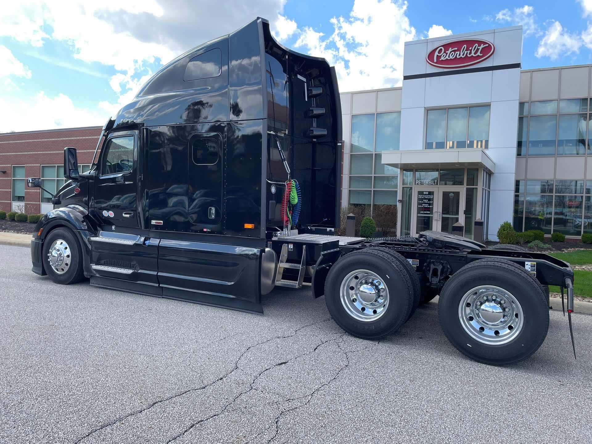 2027 Peterbilt 579 in Broadview Hts, OH — photo 2