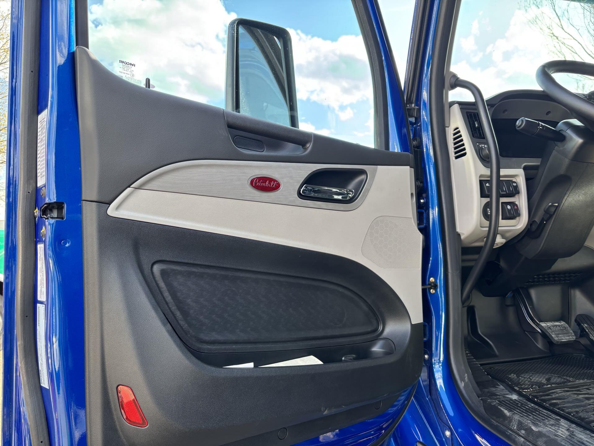 2027 Peterbilt 579 - image 14