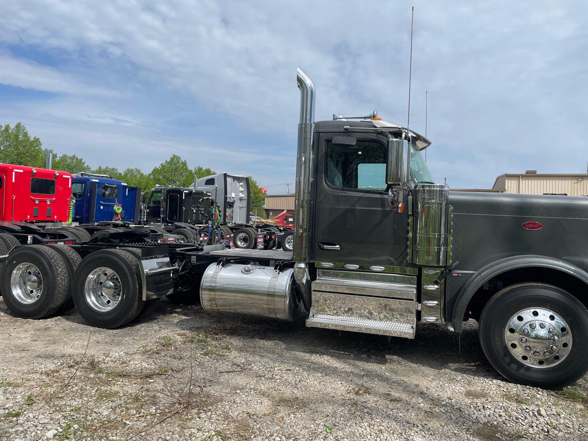 2027 Peterbilt - image 3
