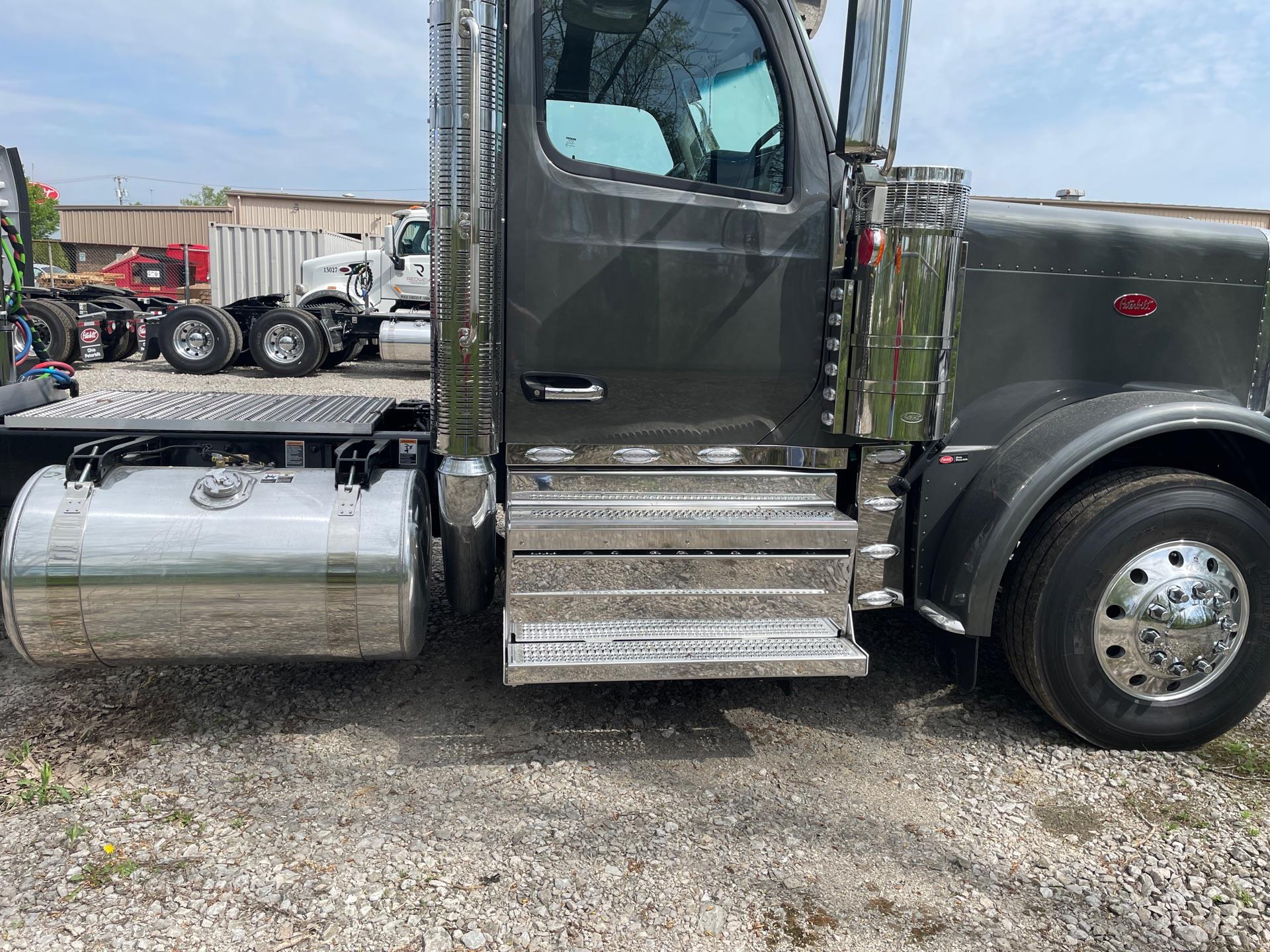 2027 Peterbilt - image 4