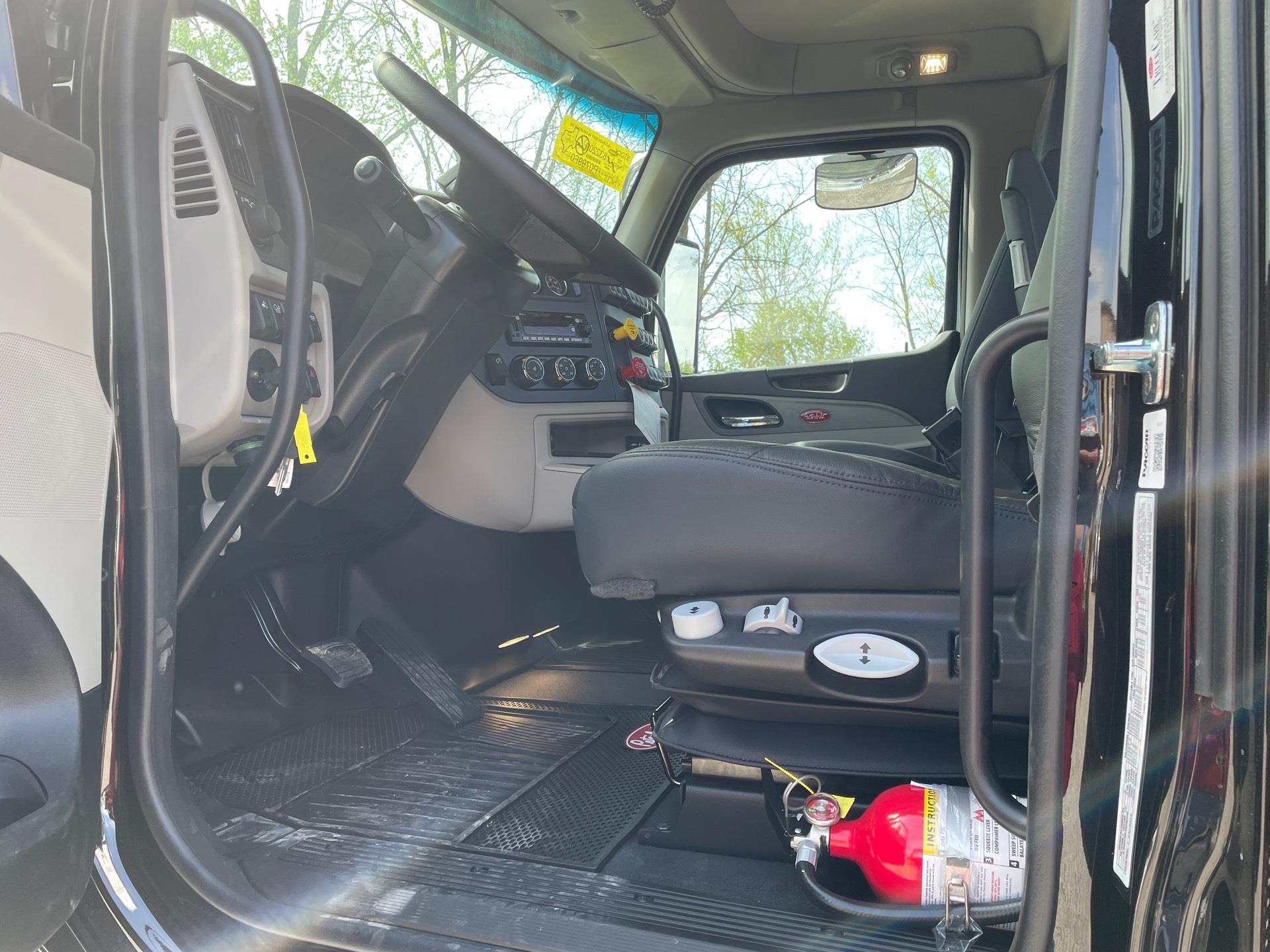 2027 Peterbilt - image 12