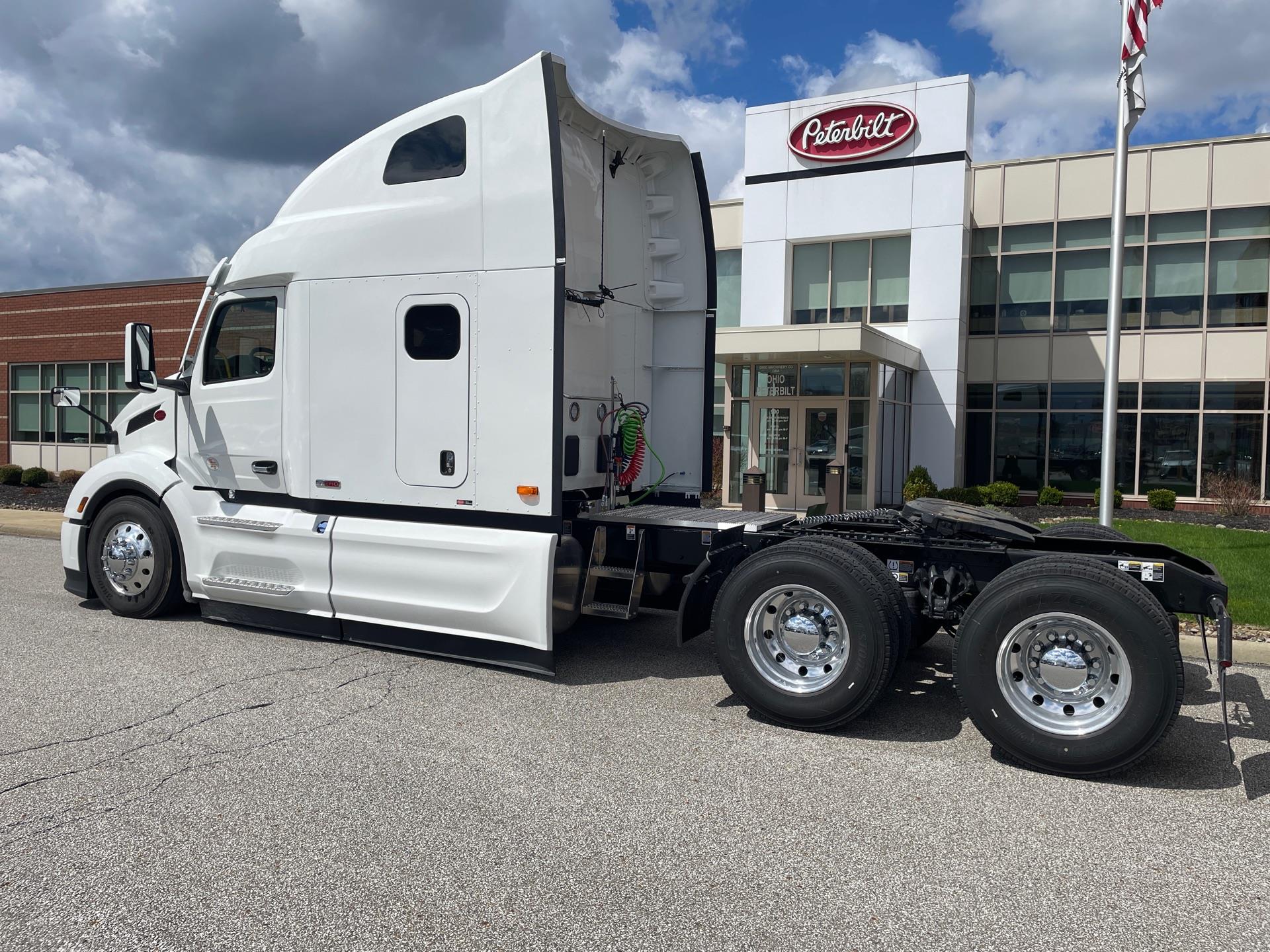 2027 Peterbilt 579 in Broadview Hts, OH — photo 2