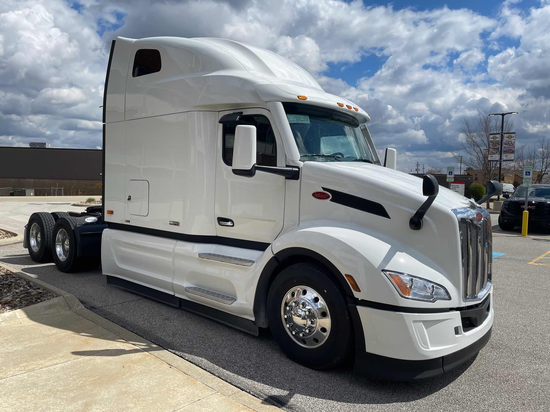 2027 Peterbilt 579 in Broadview Hts, OH — photo 5