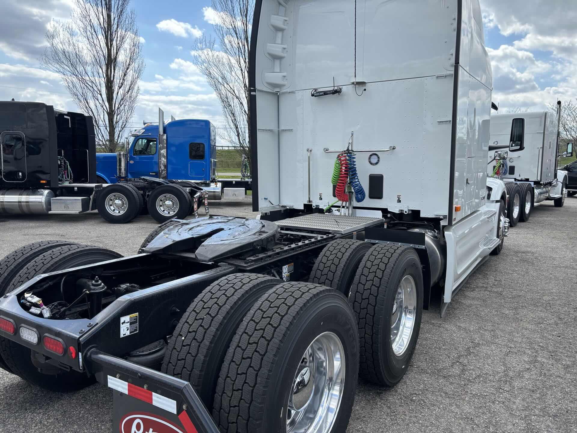 2027 Peterbilt 589 in Zanesville, OH — photo 3