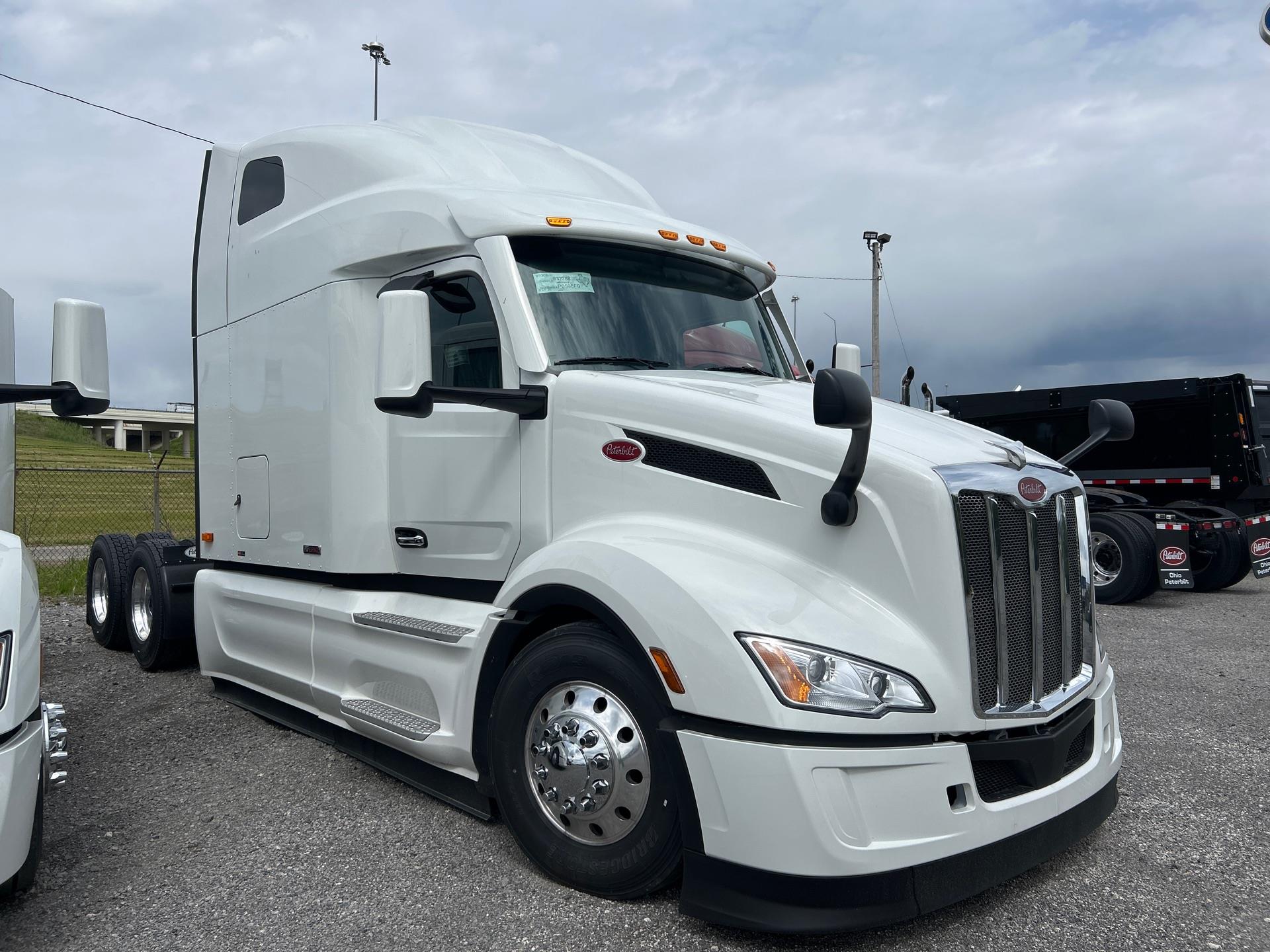 2027 Peterbilt 579 in Youngstown, OH — photo 2