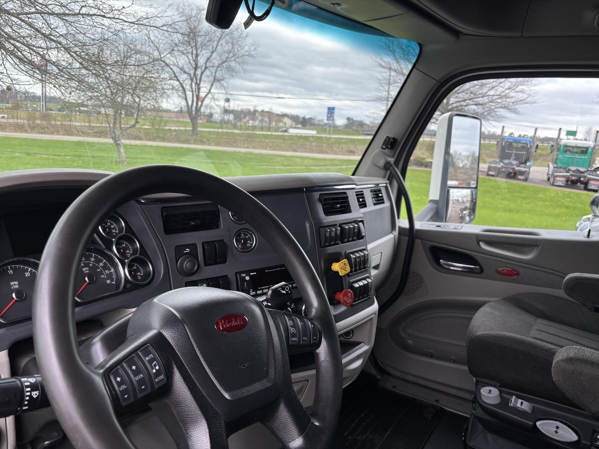 2021 Peterbilt 579 in Zanesville, OH — photo 8