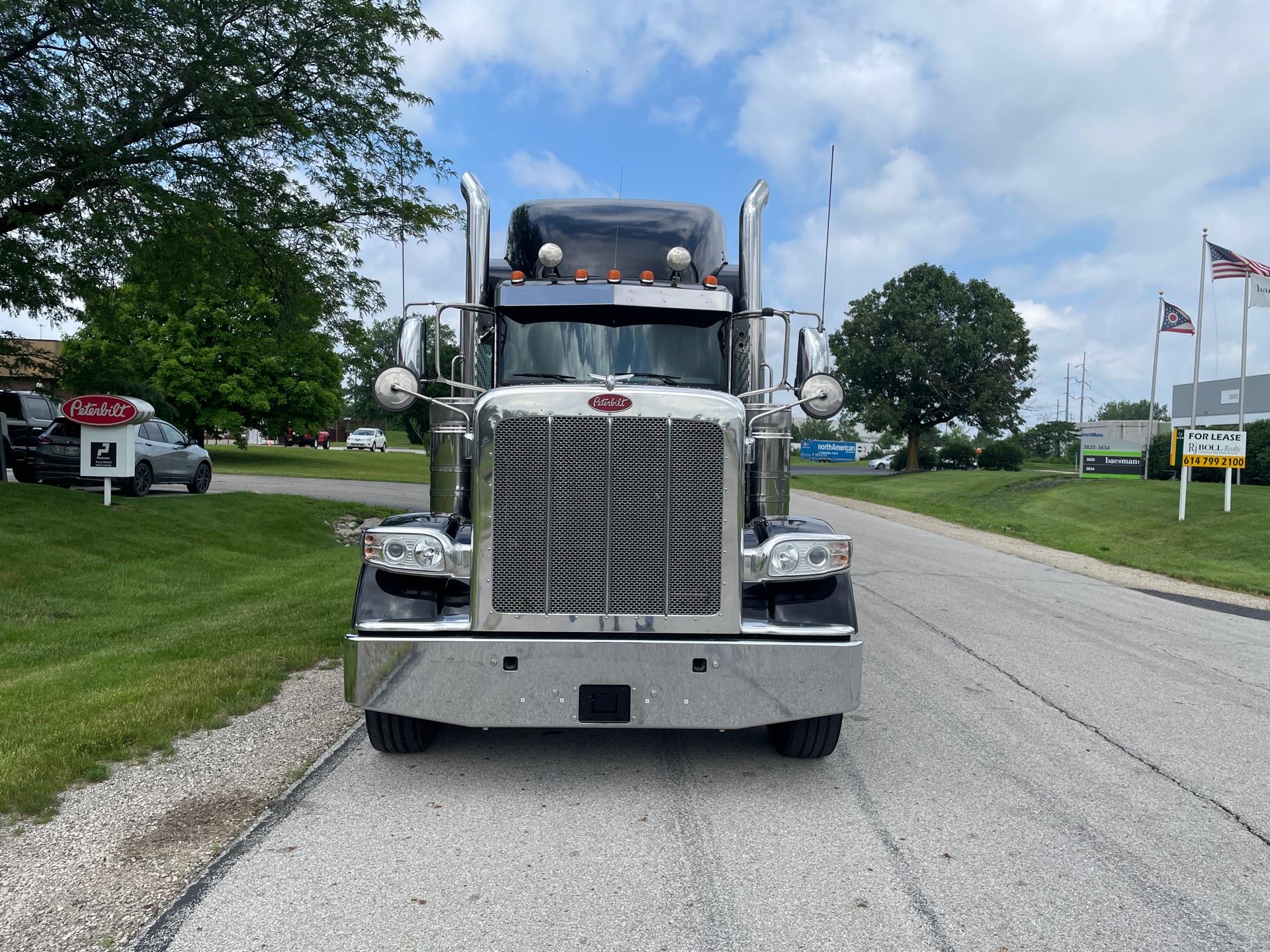2022 Peterbilt 389 in Columbus, OH — photo 2