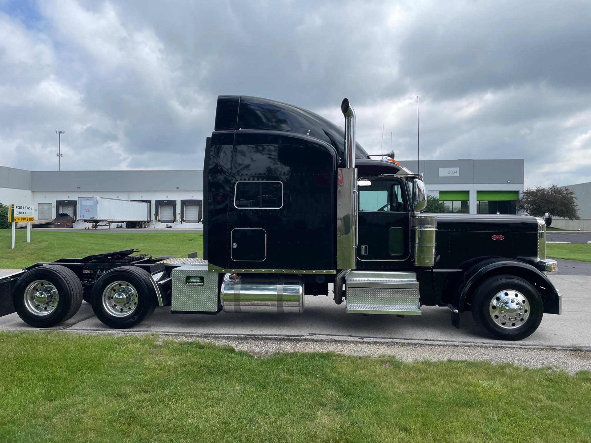 2022 Peterbilt 389 in Columbus, OH — photo 3