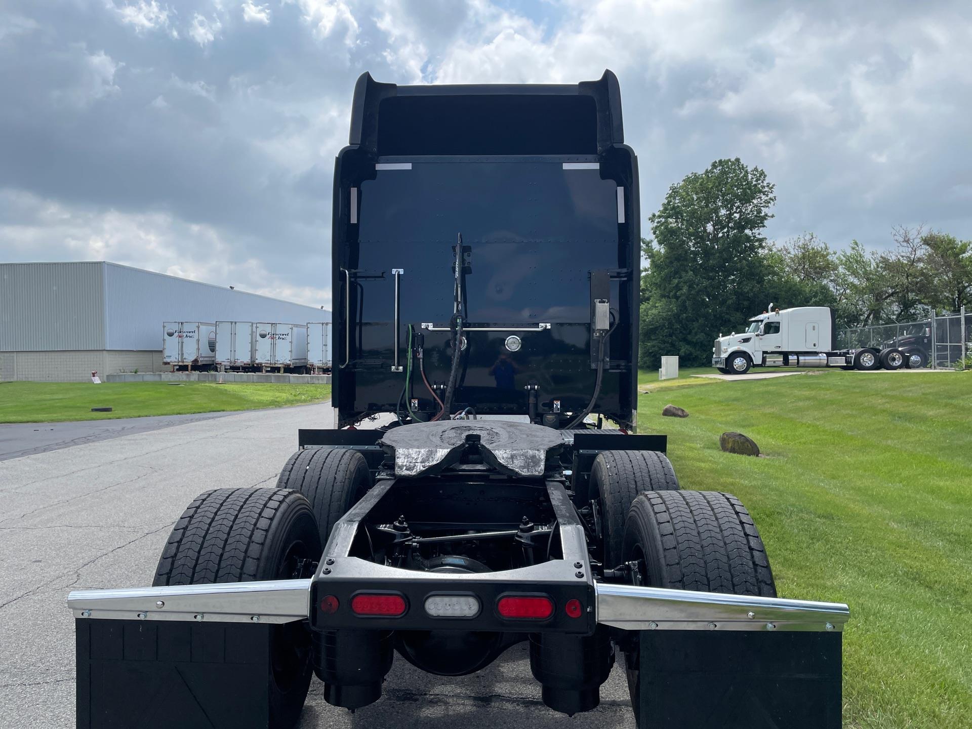 2022 Peterbilt 389 in Columbus, OH — photo 4