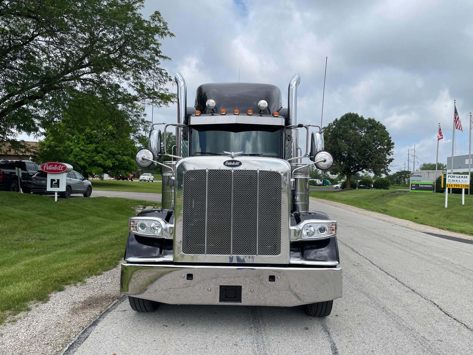 2022 Peterbilt 389 in Columbus, OH — photo 2