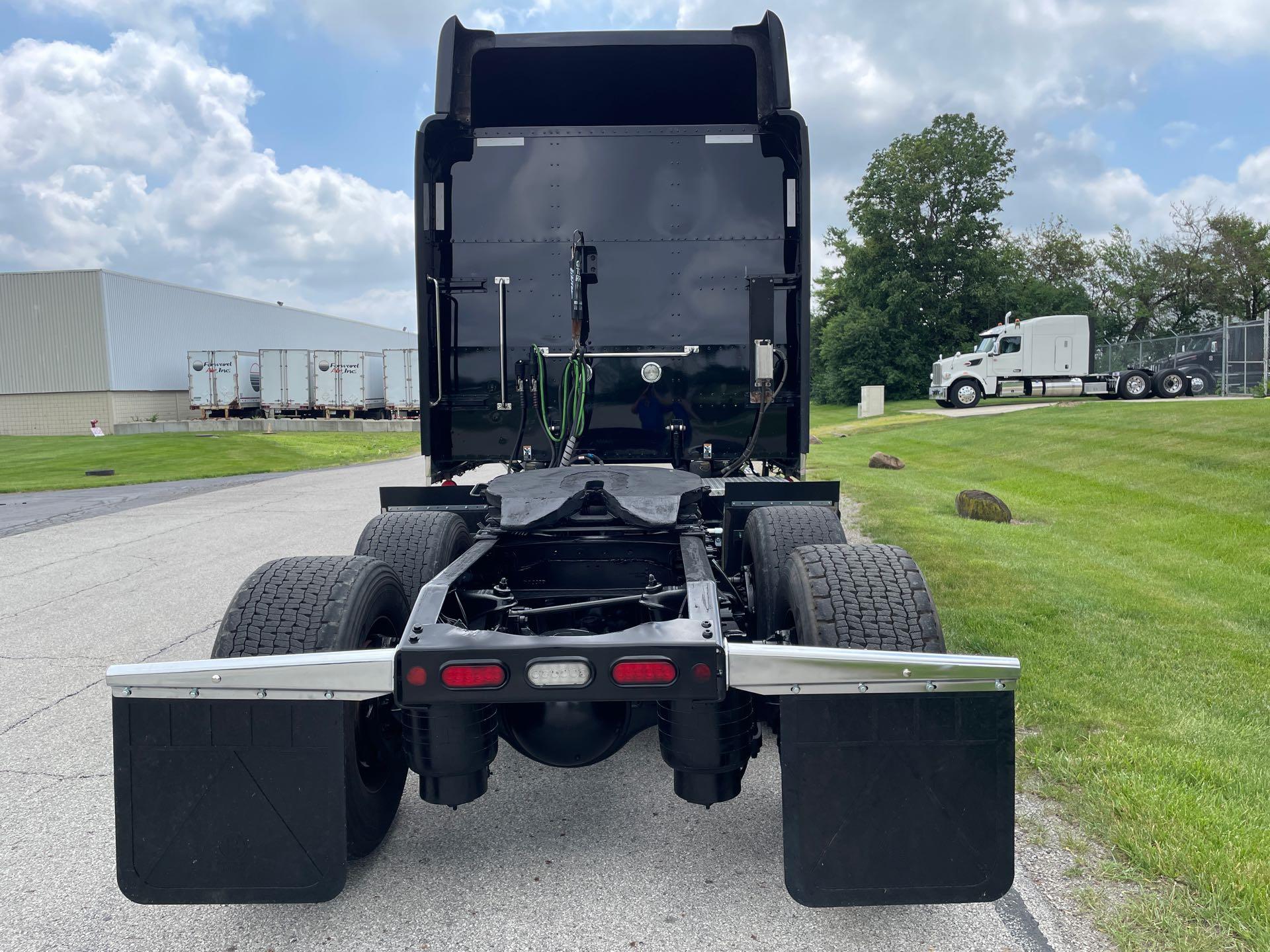 2022 Peterbilt 389 in Columbus, OH — photo 4