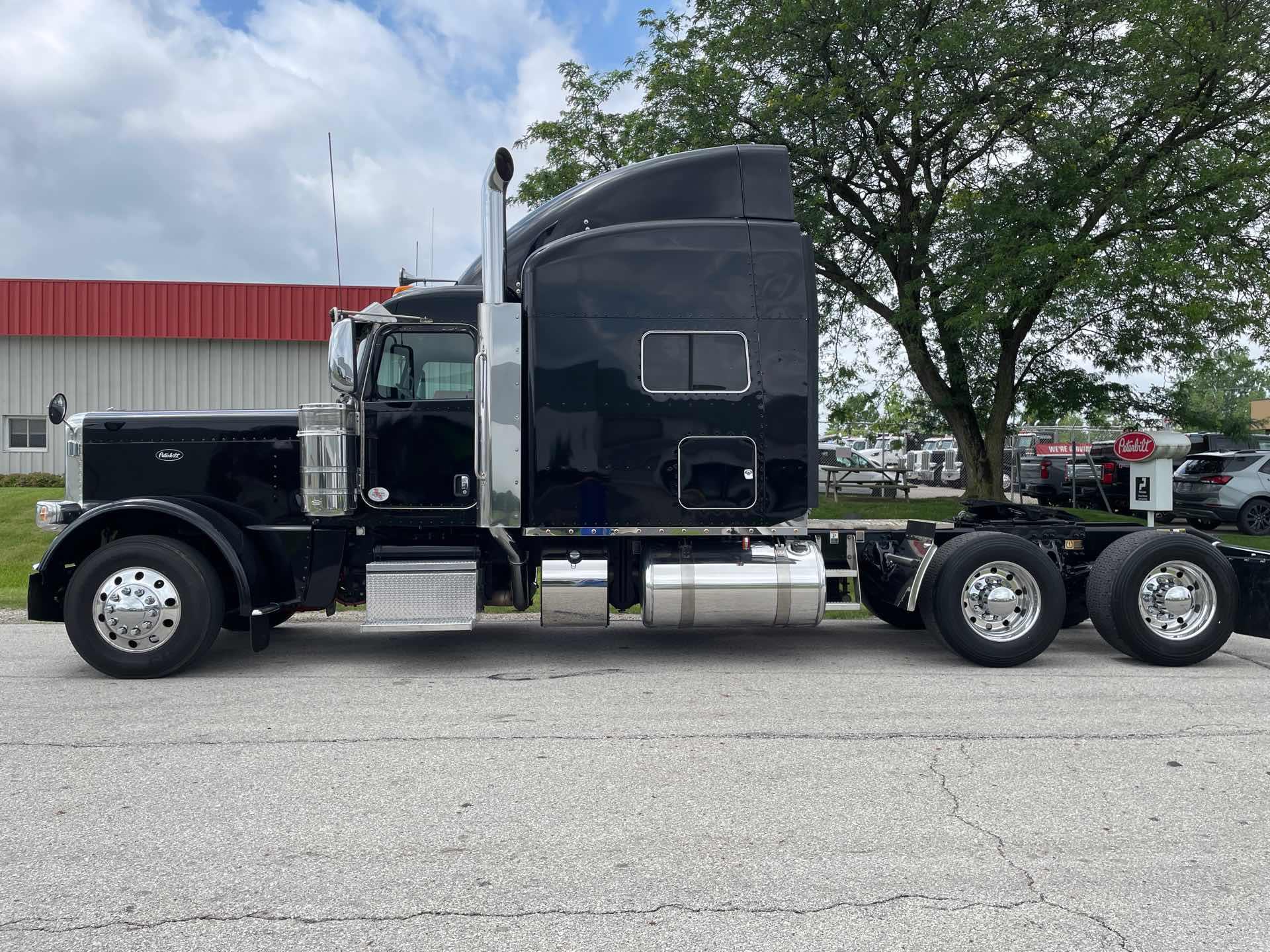 2022 Peterbilt 389 in Columbus, OH — photo 5