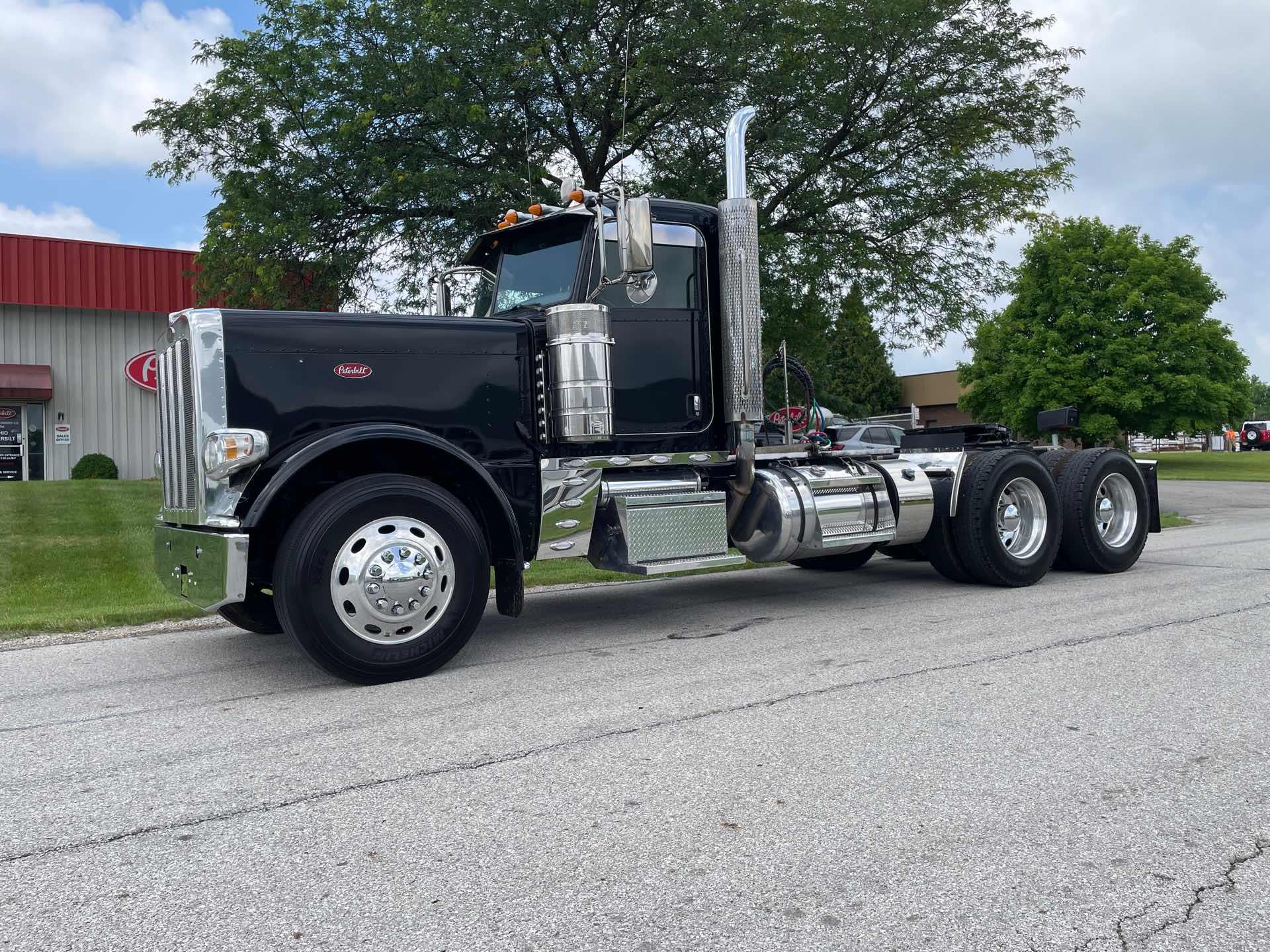 2023 Peterbilt 389