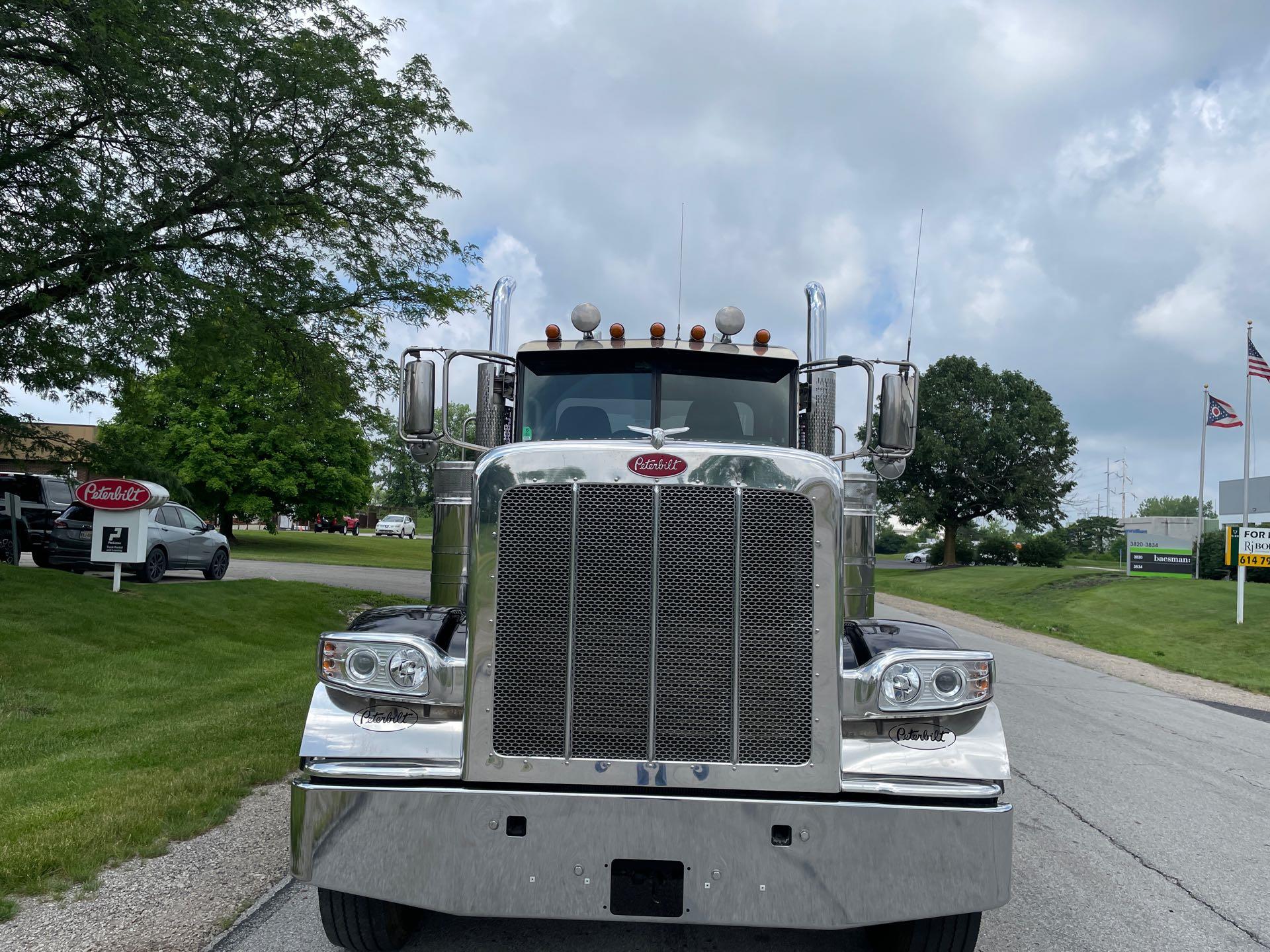 2023 Peterbilt 389 in Columbus, OH — photo 2