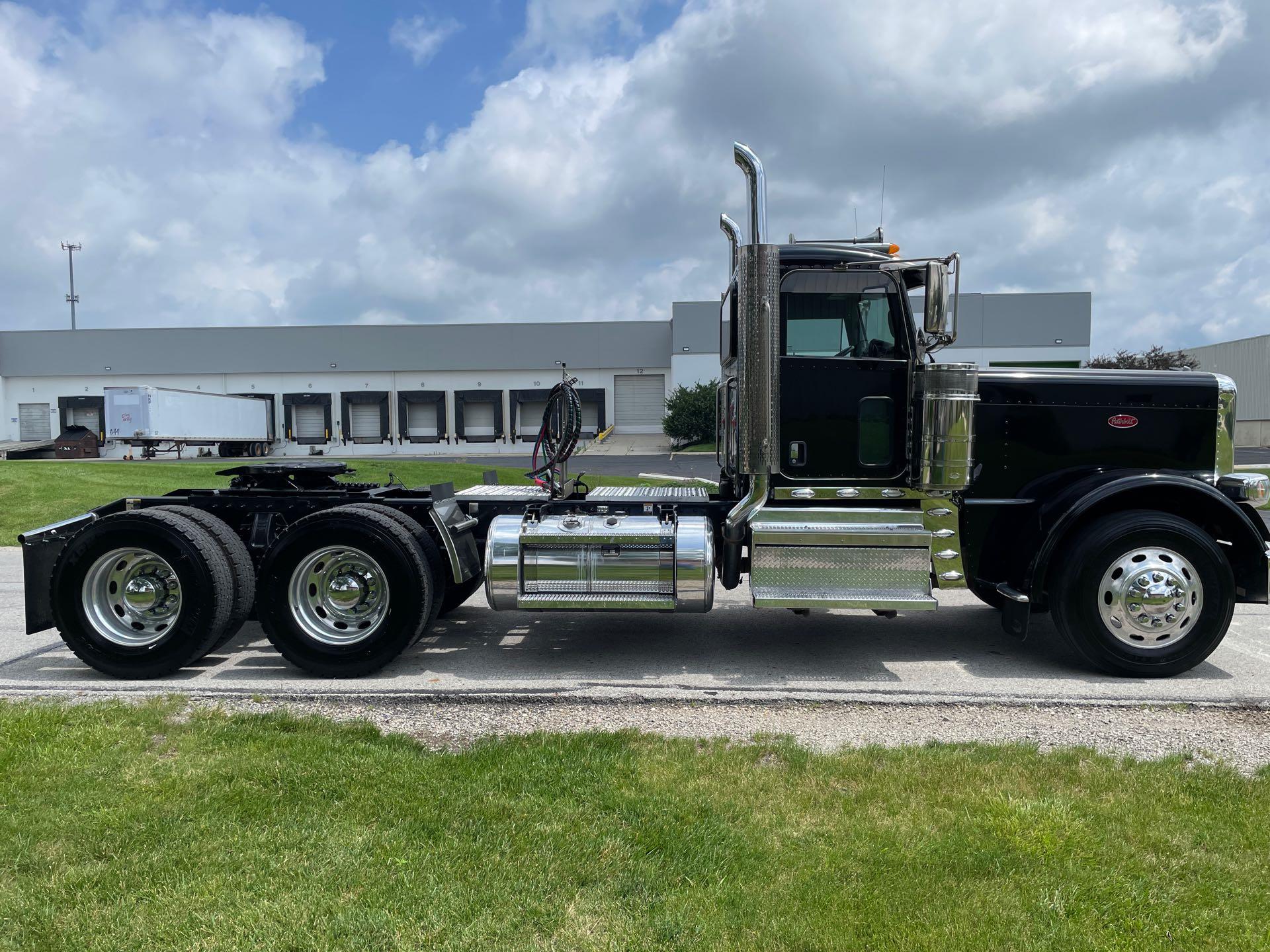 2023 Peterbilt 389 in Columbus, OH — photo 3