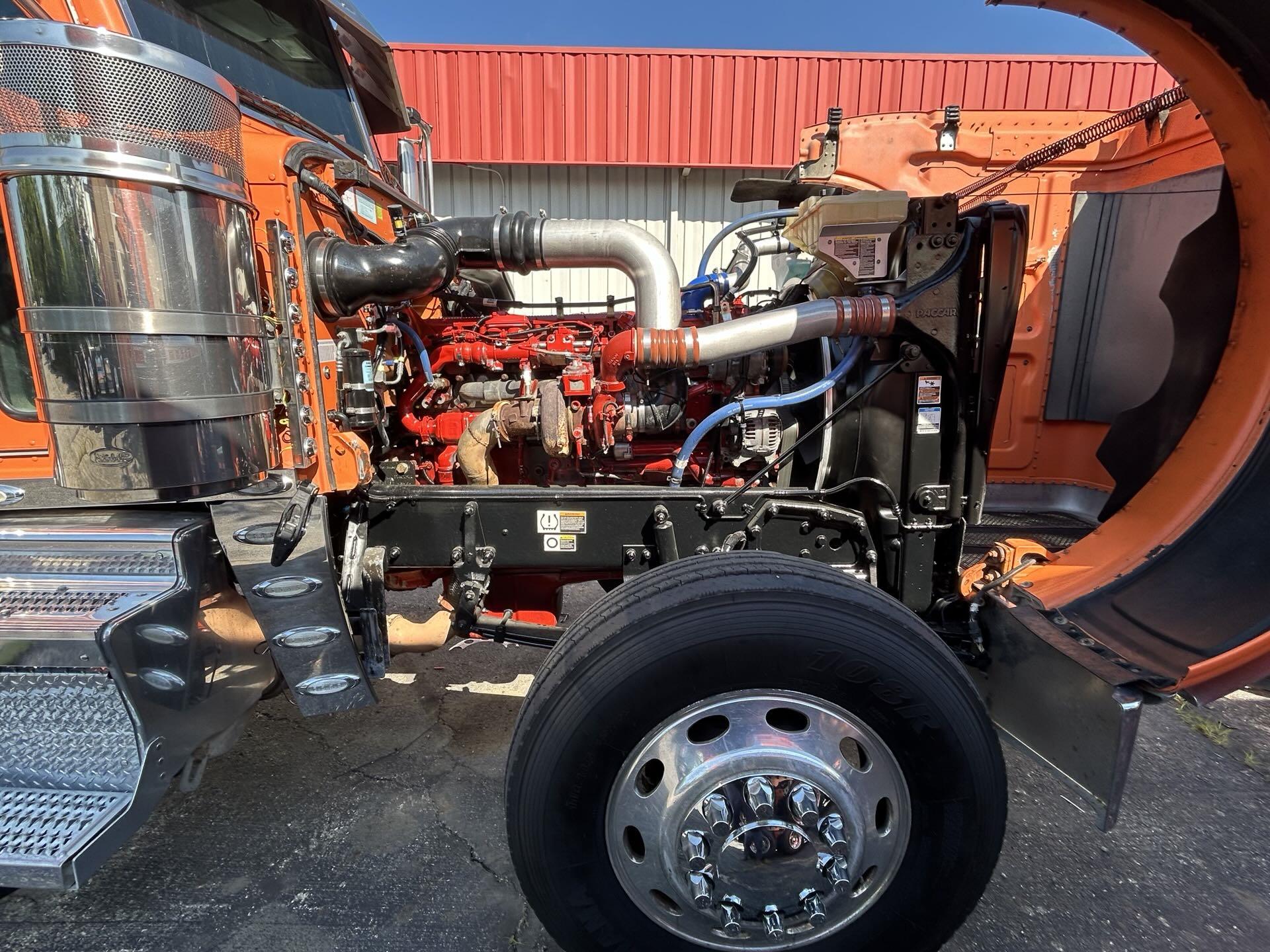 2021 Peterbilt 389 in Columbus, OH — photo 8