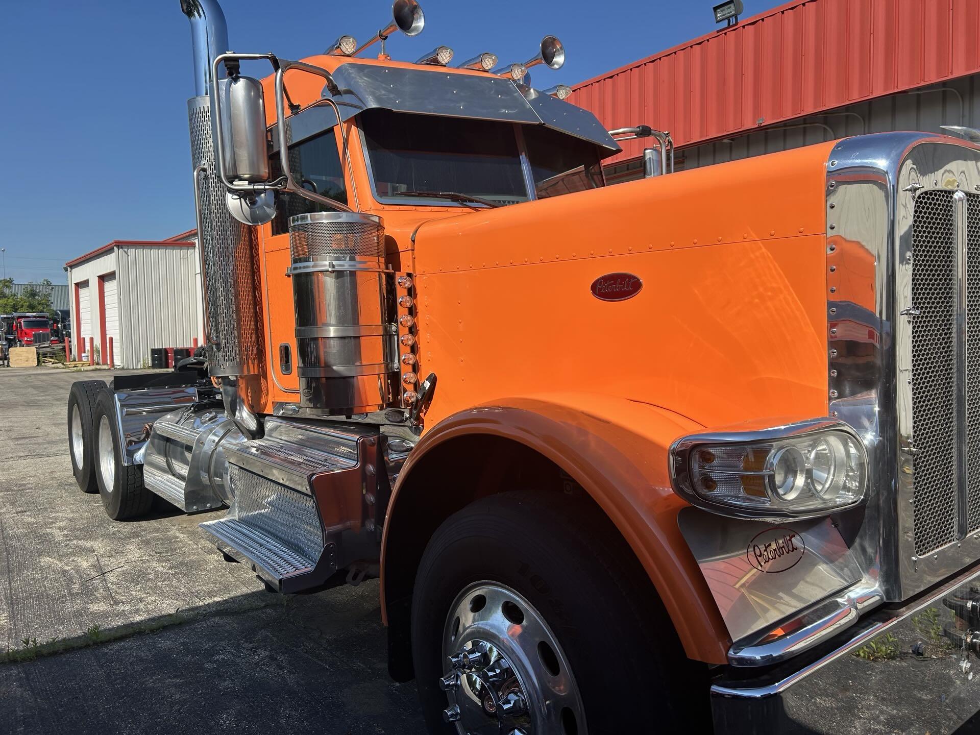 2021 Peterbilt 389 in Columbus, OH — photo 3