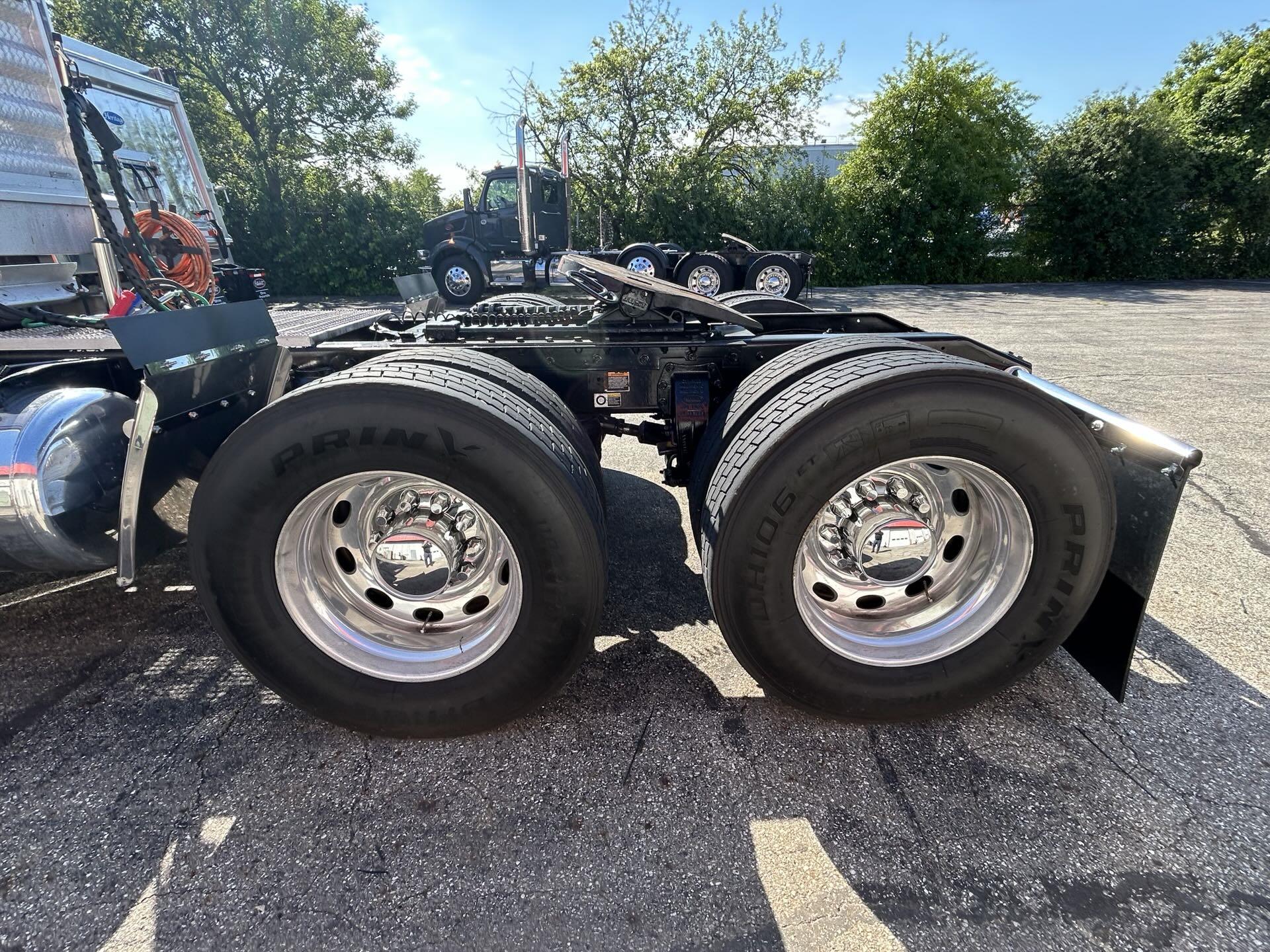 2021 Peterbilt 389 in Columbus, OH — photo 6
