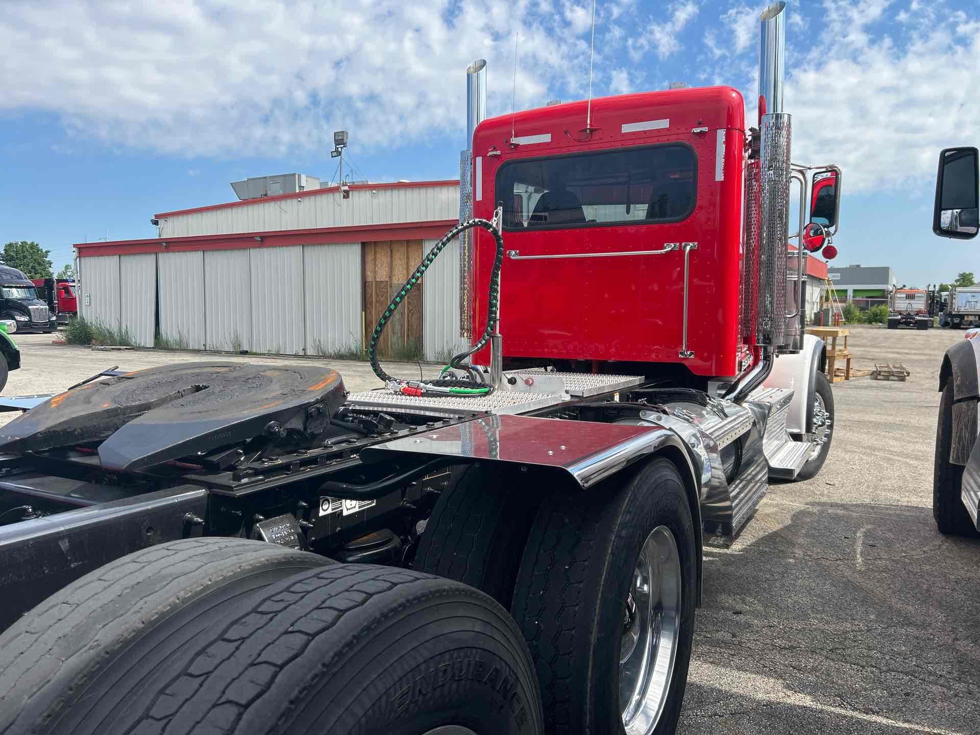 2023 Peterbilt 389 in Columbus, OH — photo 6