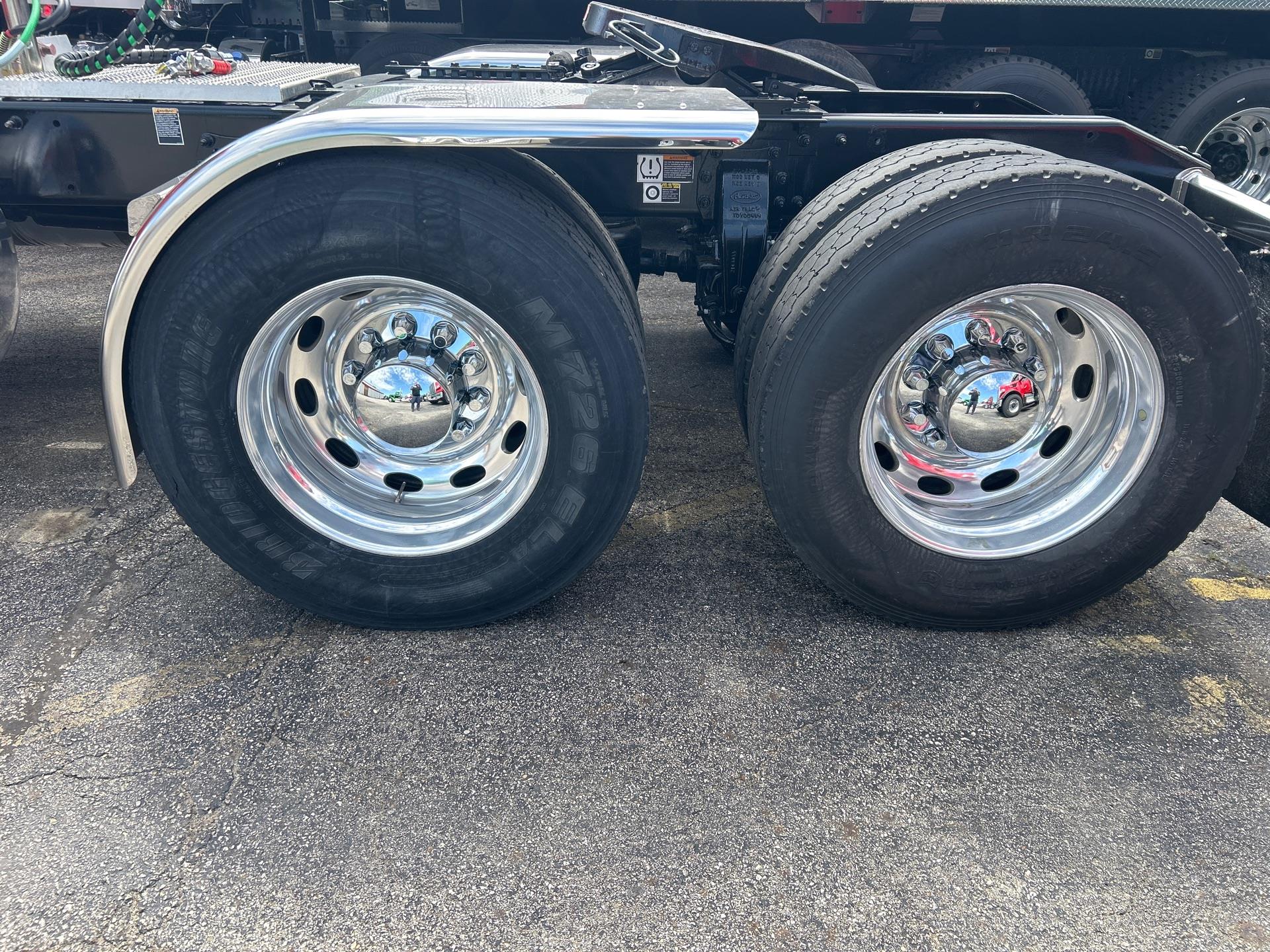 2023 Peterbilt 389 in Columbus, OH — photo 7