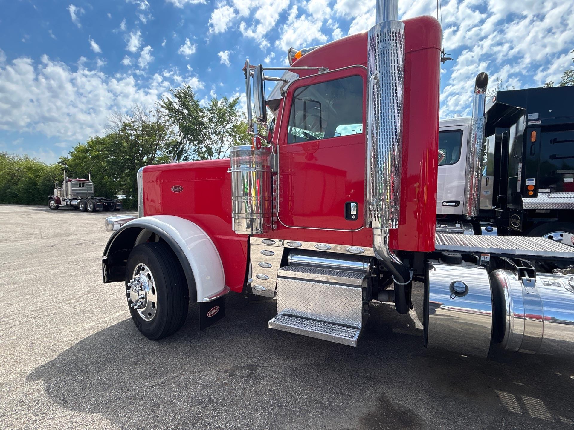 2023 Peterbilt 389 in Columbus, OH — photo 3