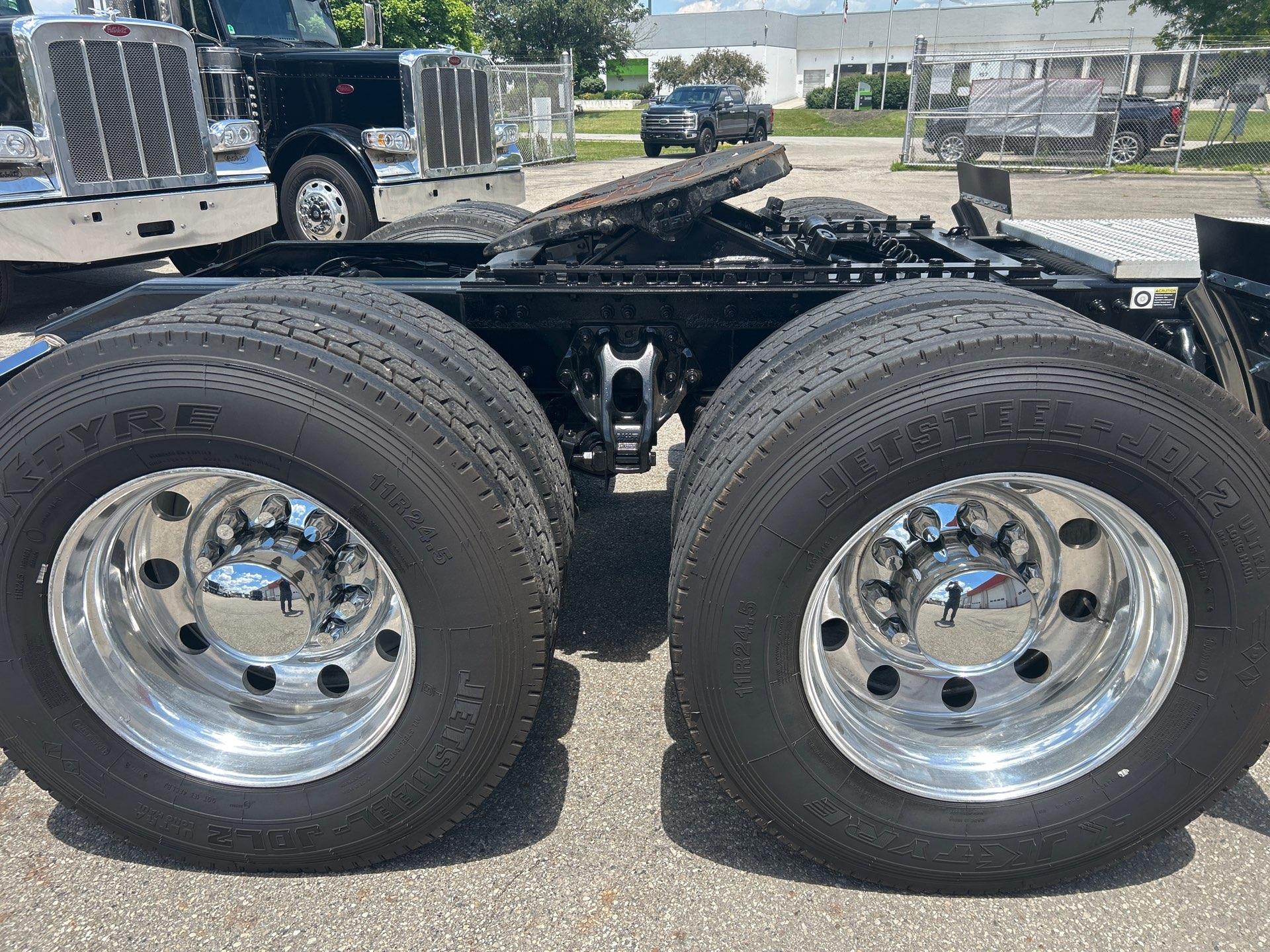 2020 Peterbilt 389 in Columbus, OH — photo 7