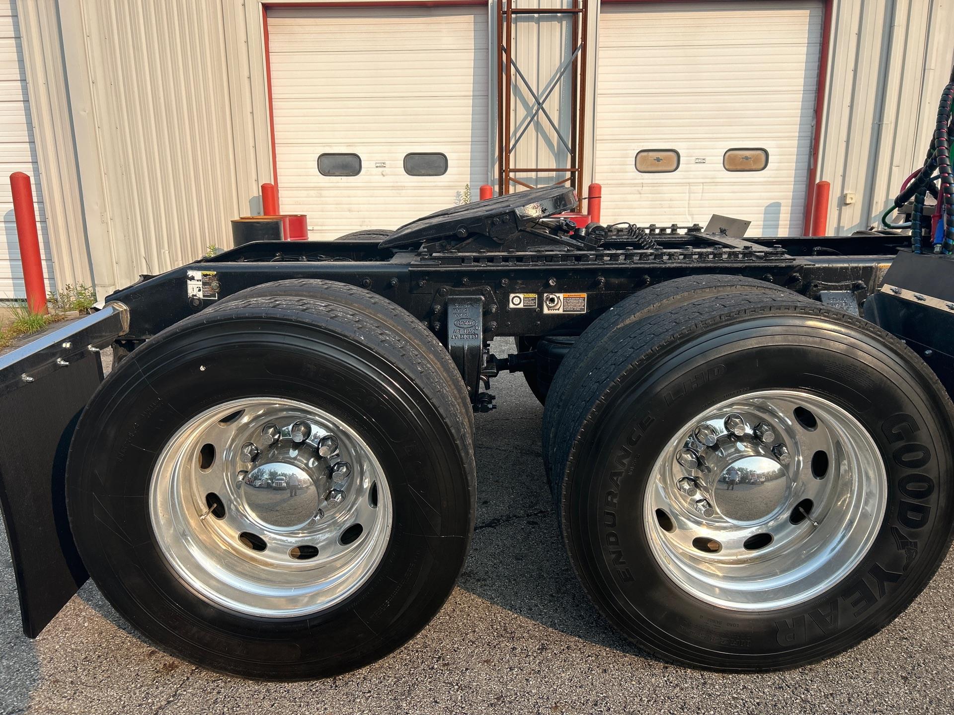 2024 Peterbilt 389 in Columbus, OH — photo 4